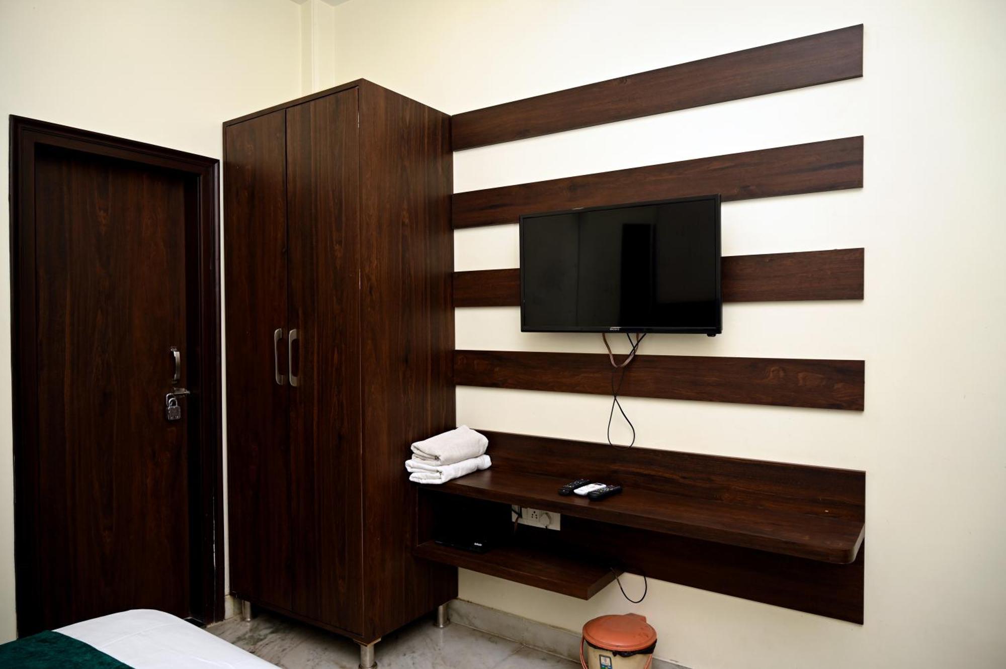 Hotel Pulse Near Railway Station