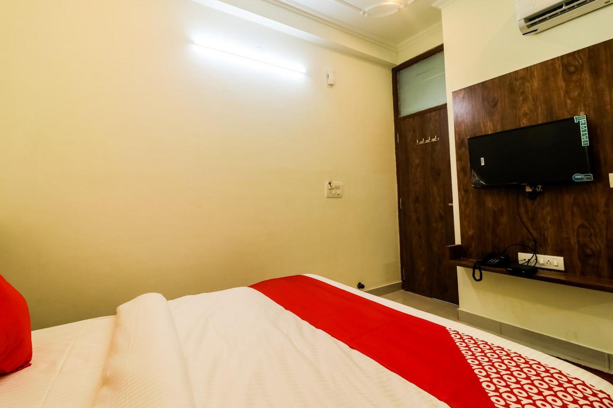 Hotel Oyo Flagship The Mint 3*