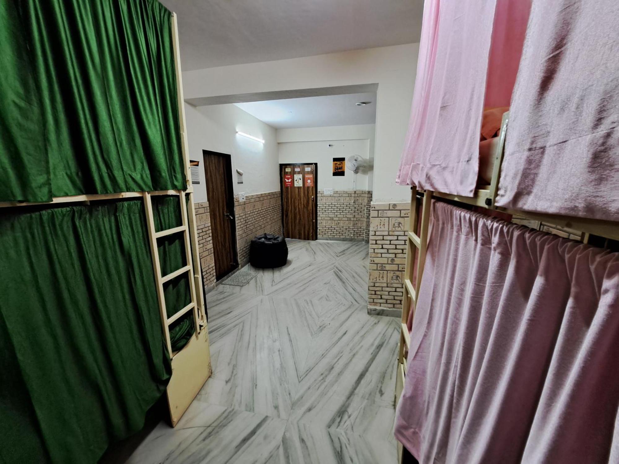 Swaraj Palace Hostel *