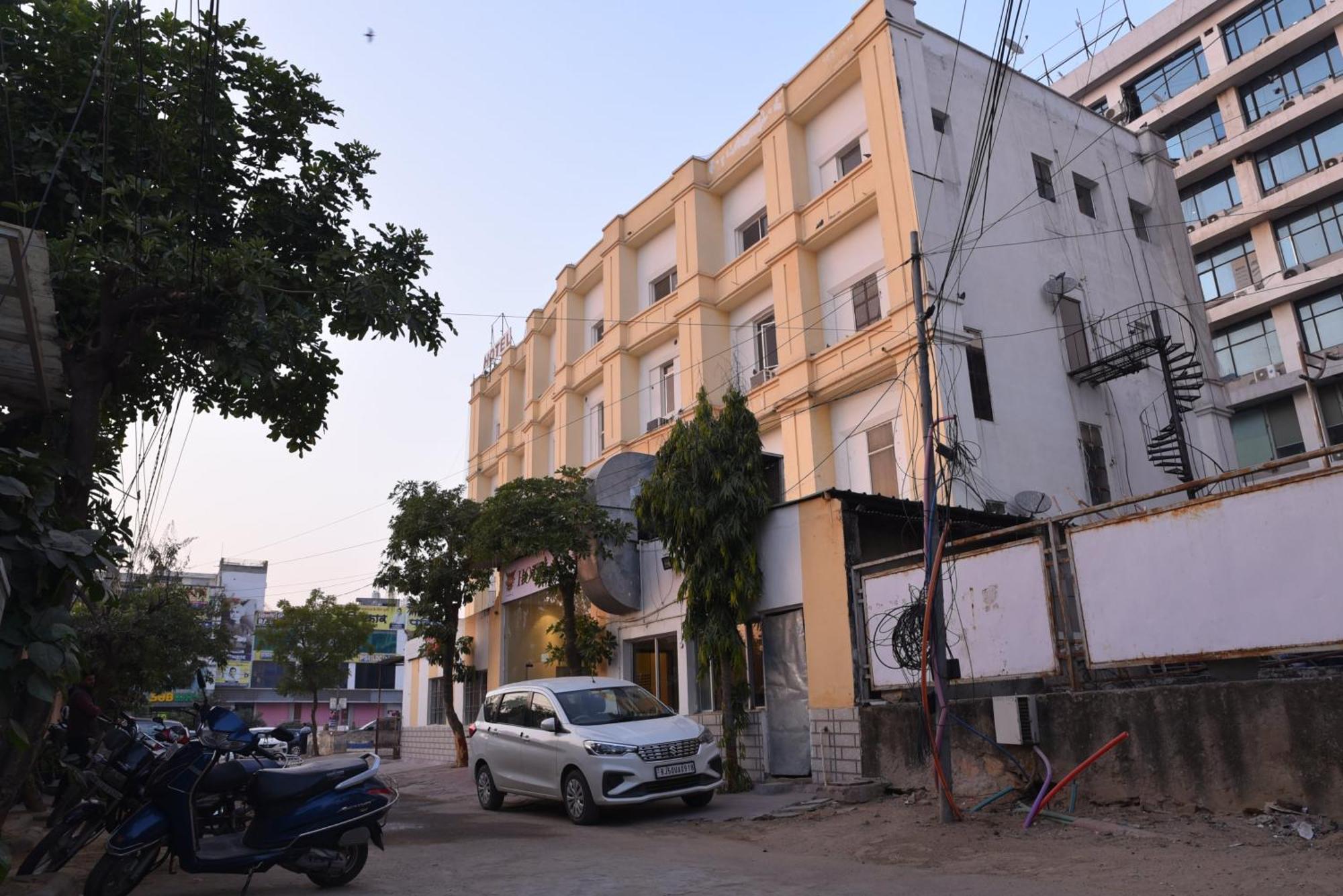 C-9 Hotel 3*