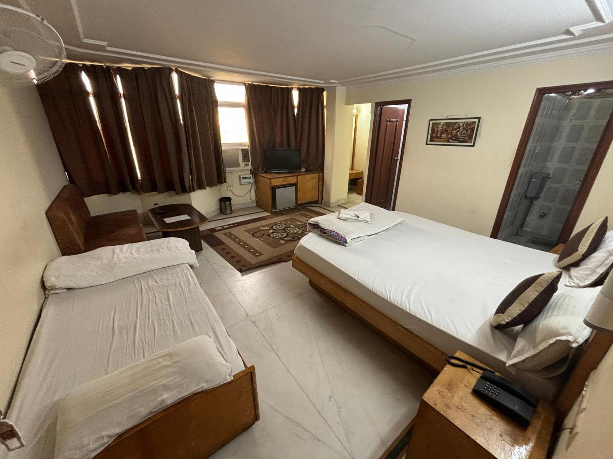 Siddhi Vinayak Station Road Hotel 3*