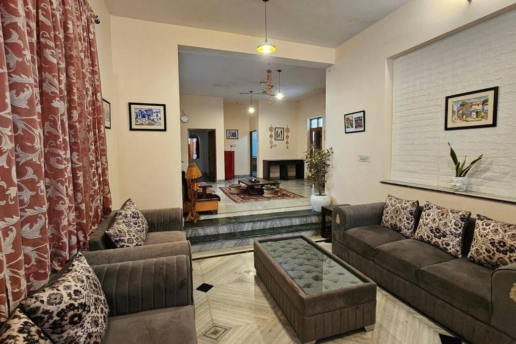 Kaushik House - Luxury Garden Homestay Near Vaishali Nagar *