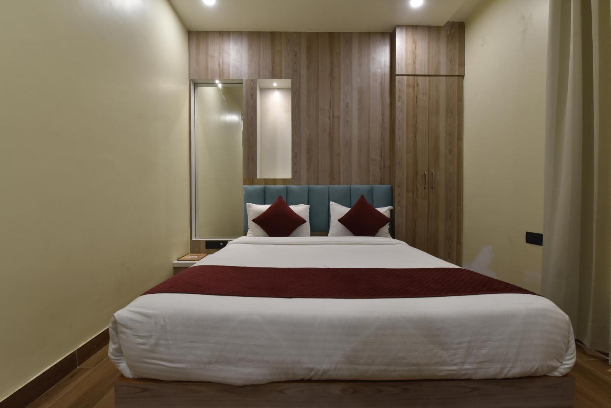 Anju Shree Inn-near Airport Terminal 1 Hotel 4*