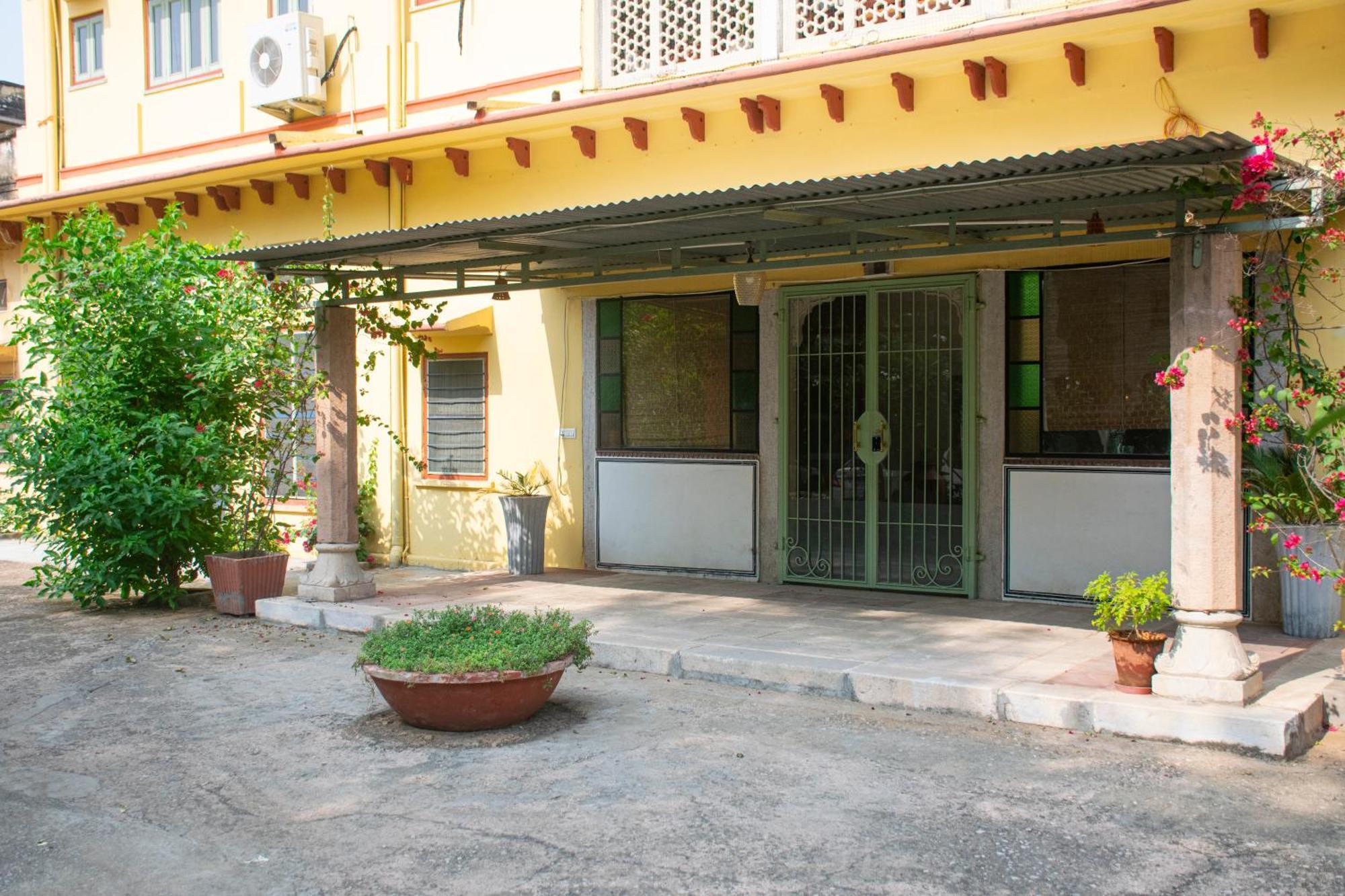 Bed & Breakfast Mukam At Kanak Vilas, *
