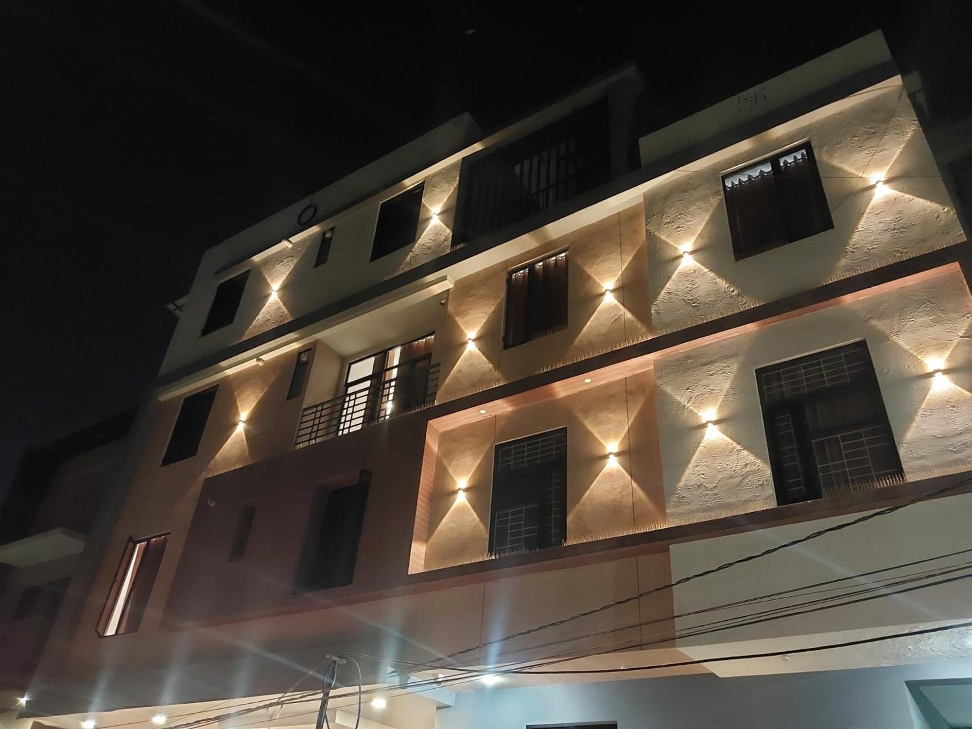 Saffron Vaishali Nagar Hotel *