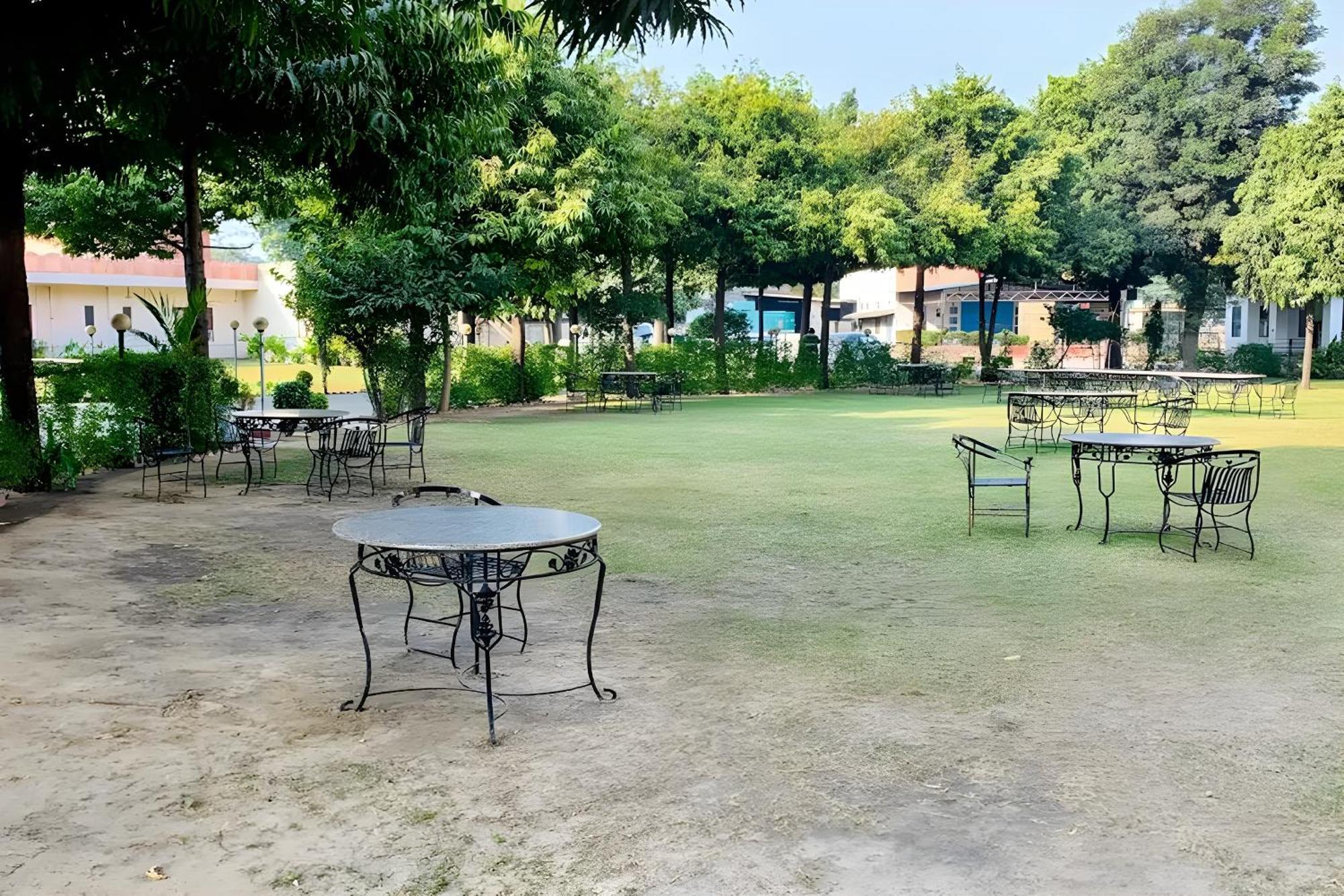Amrapali Hotel