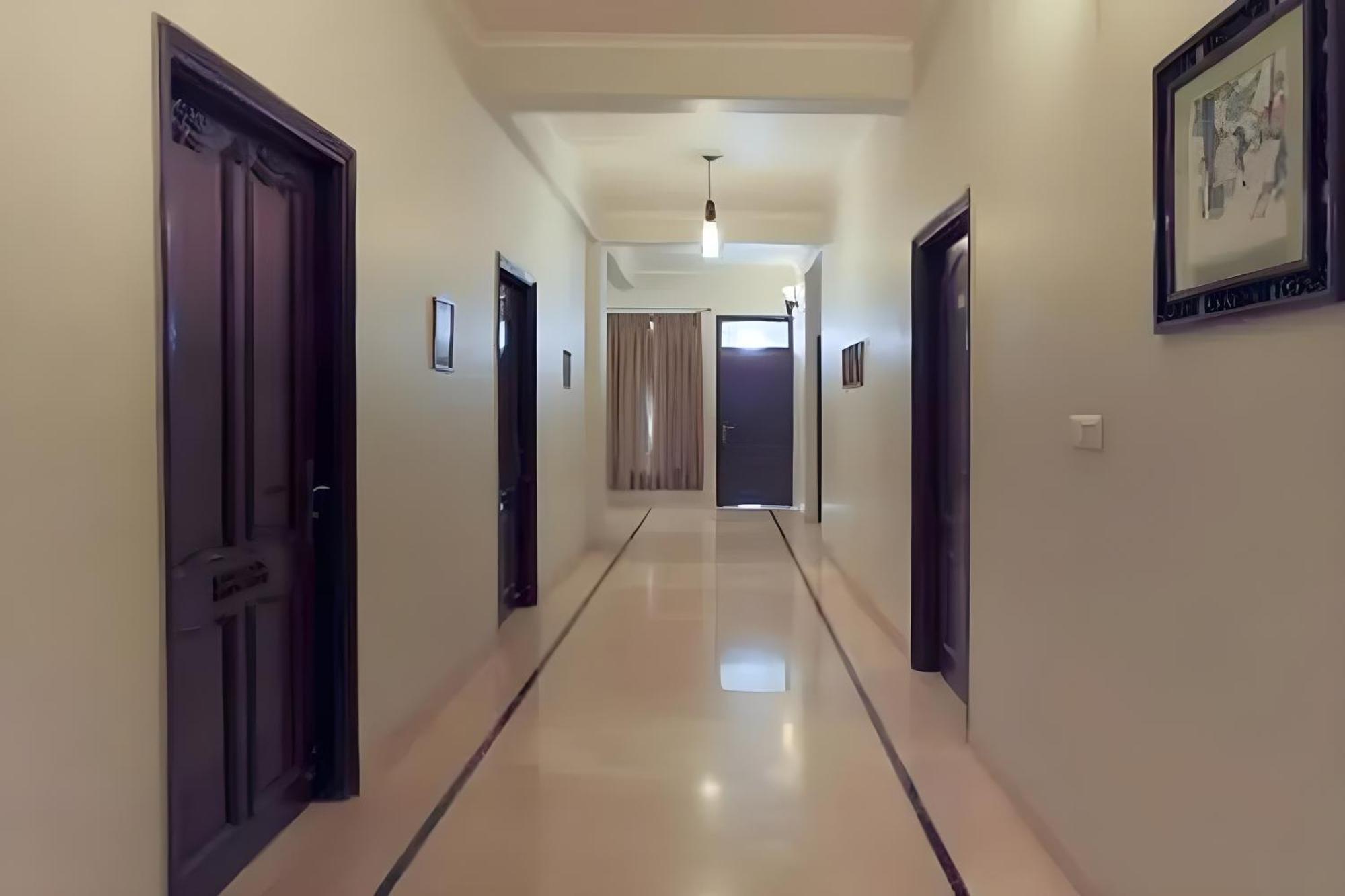 Amrapali Hotel 3*