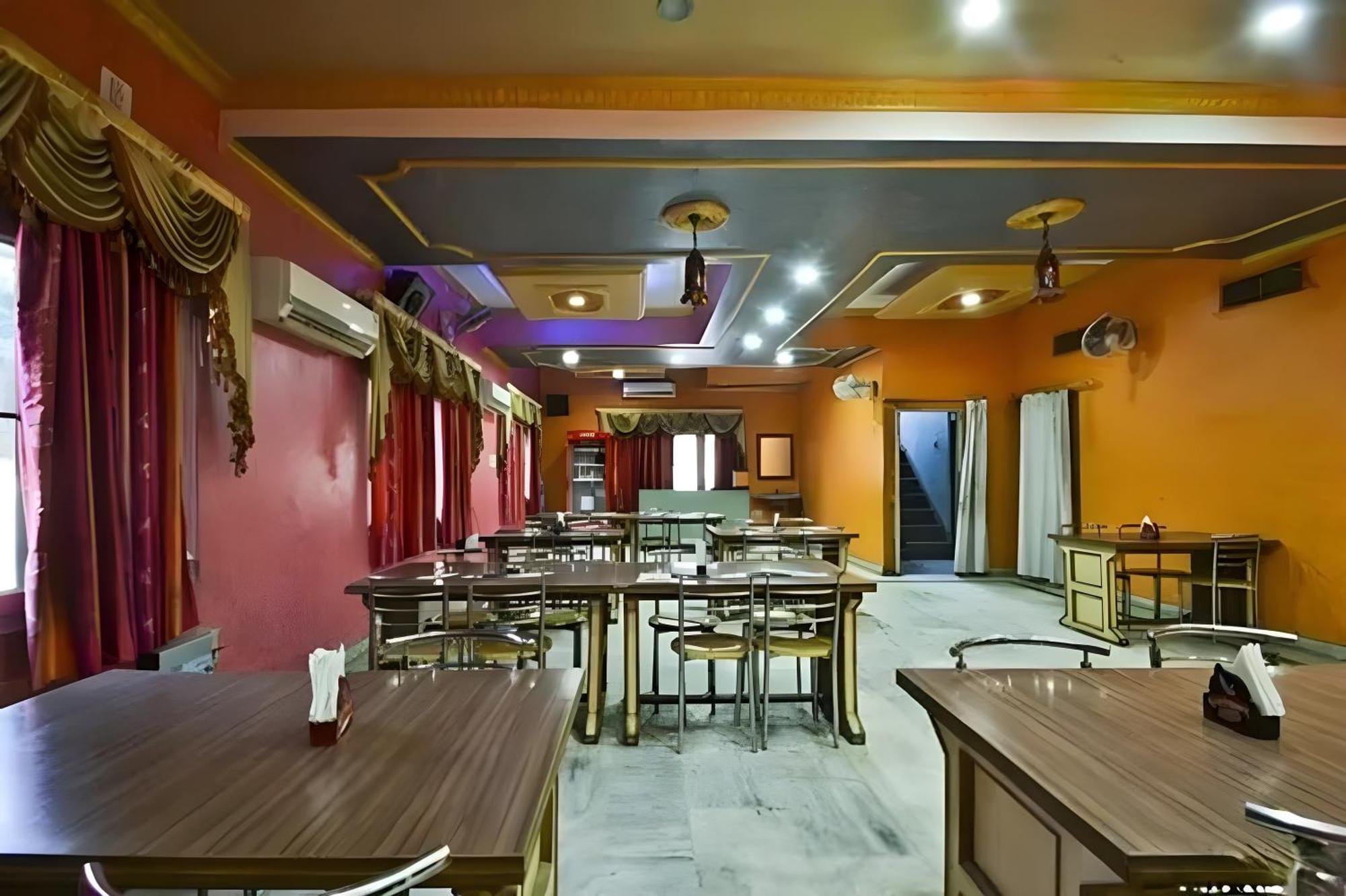 Amrapali Hotel