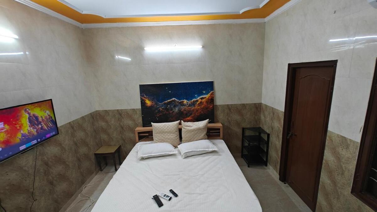 Private 2bhk In A With Terrace Access *