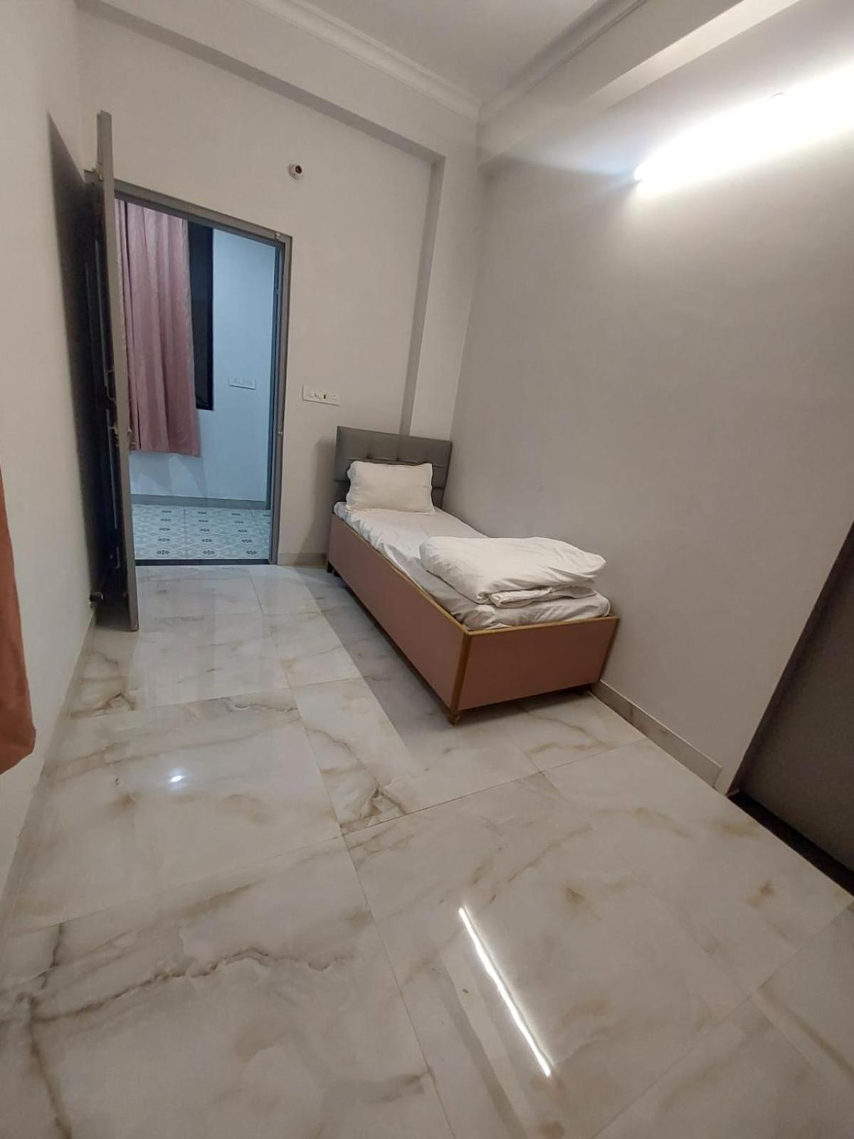 Saffron Vaishali Nagar Hotel *