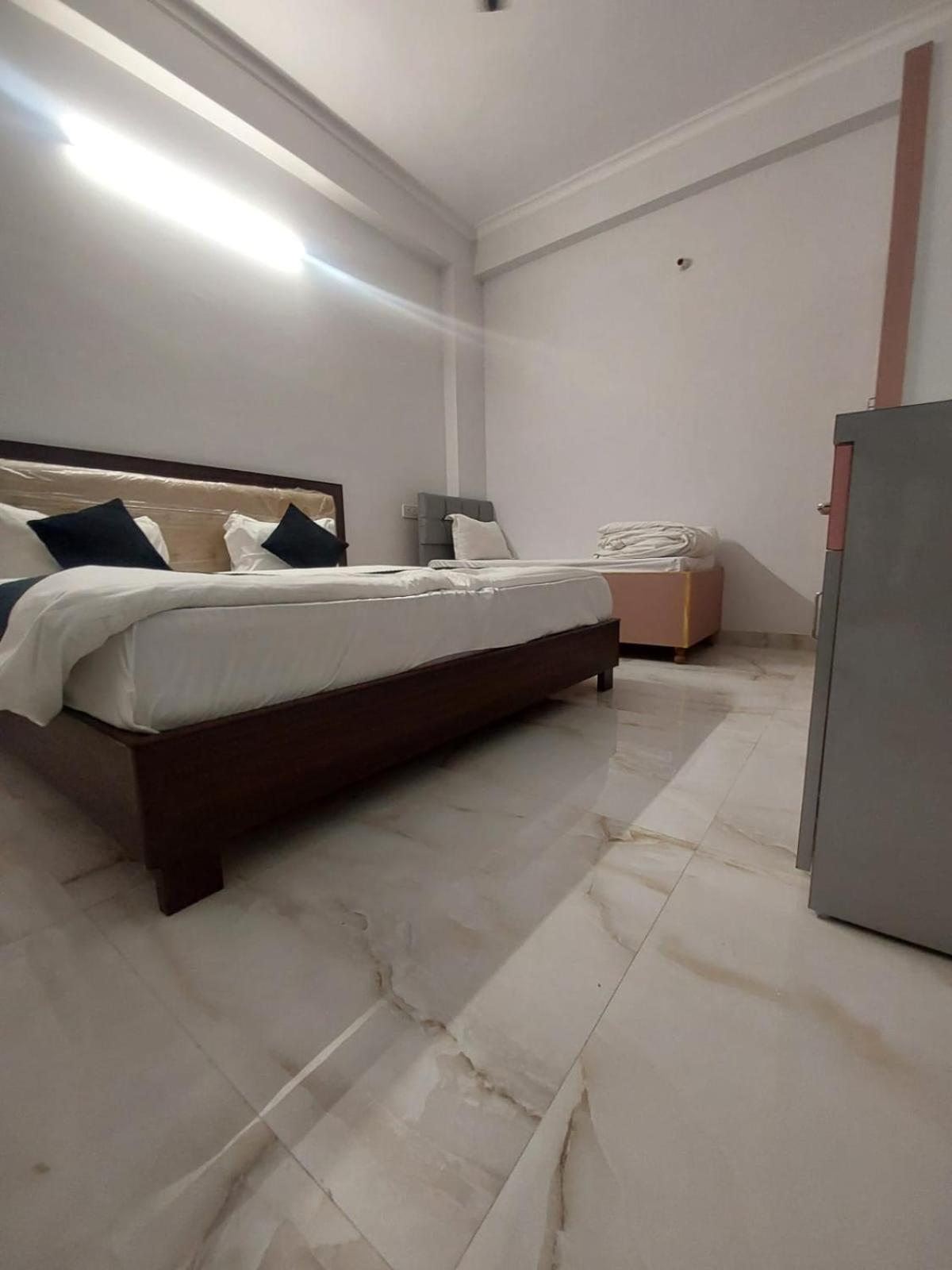 Saffron Vaishali Nagar Hotel *