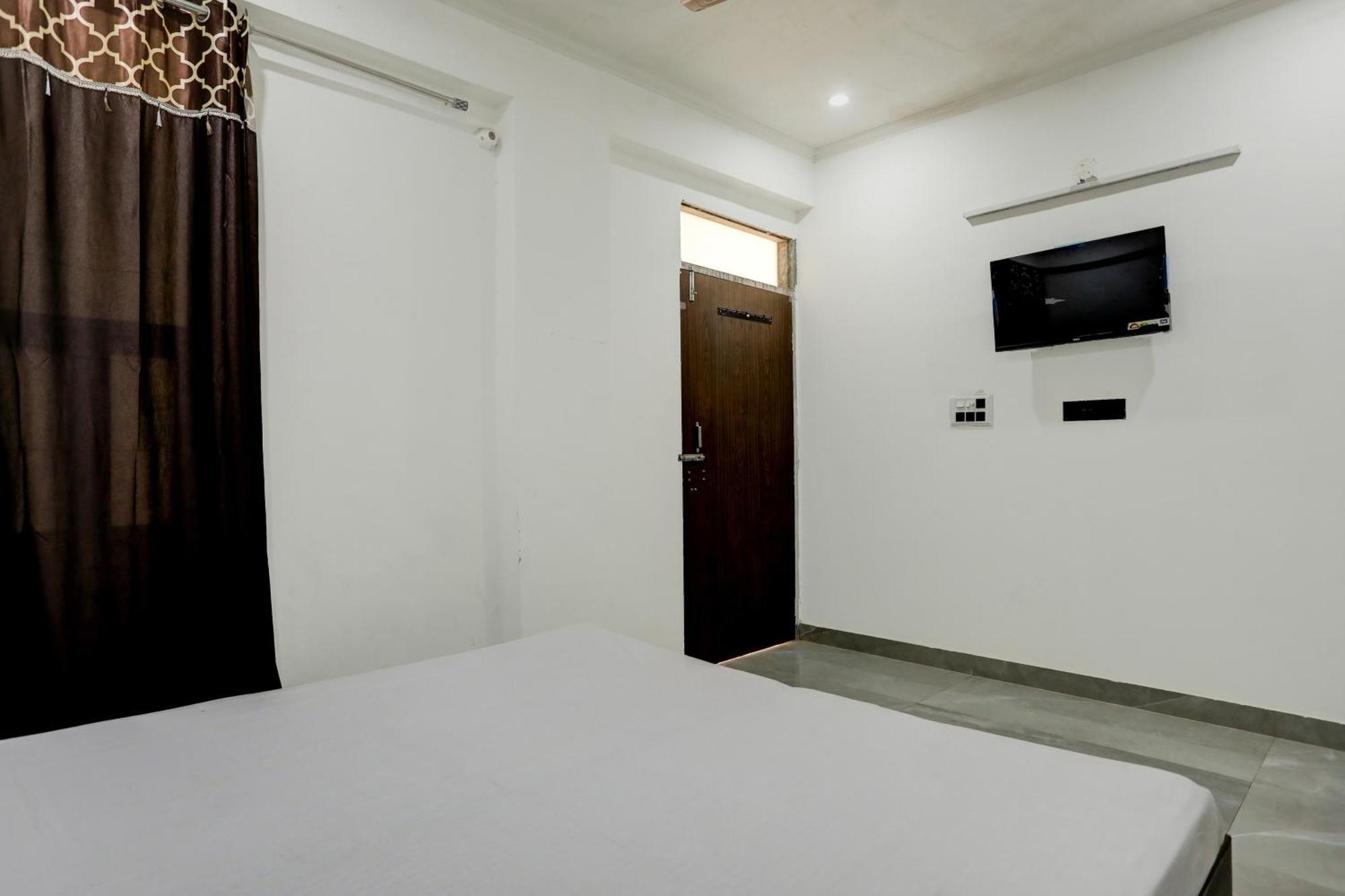Hotel O Alexa Near Girdharipura School