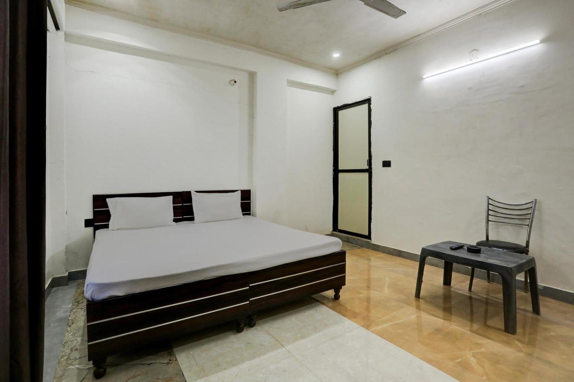 Hotel O Alexa Near Girdharipura School