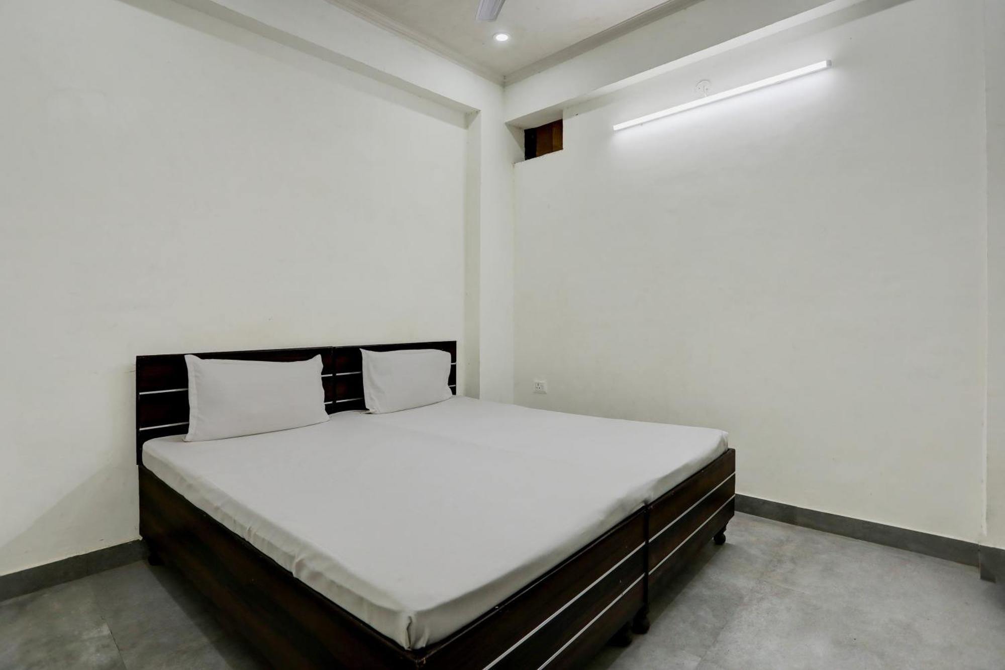 Hotel O Alexa Near Girdharipura School