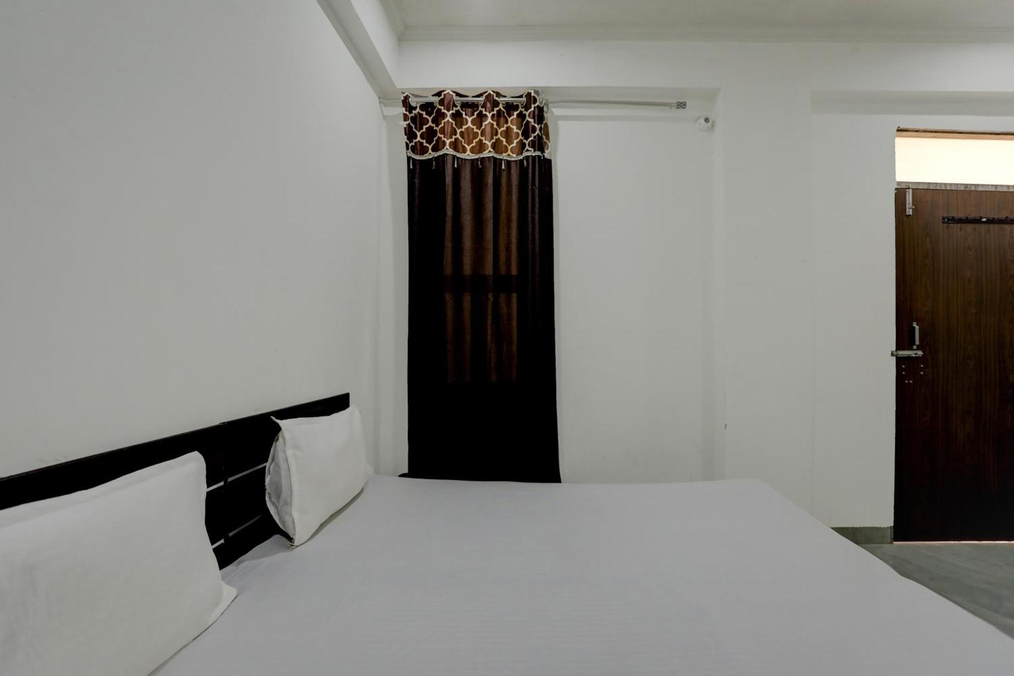 Hotel O Alexa Near Girdharipura School *