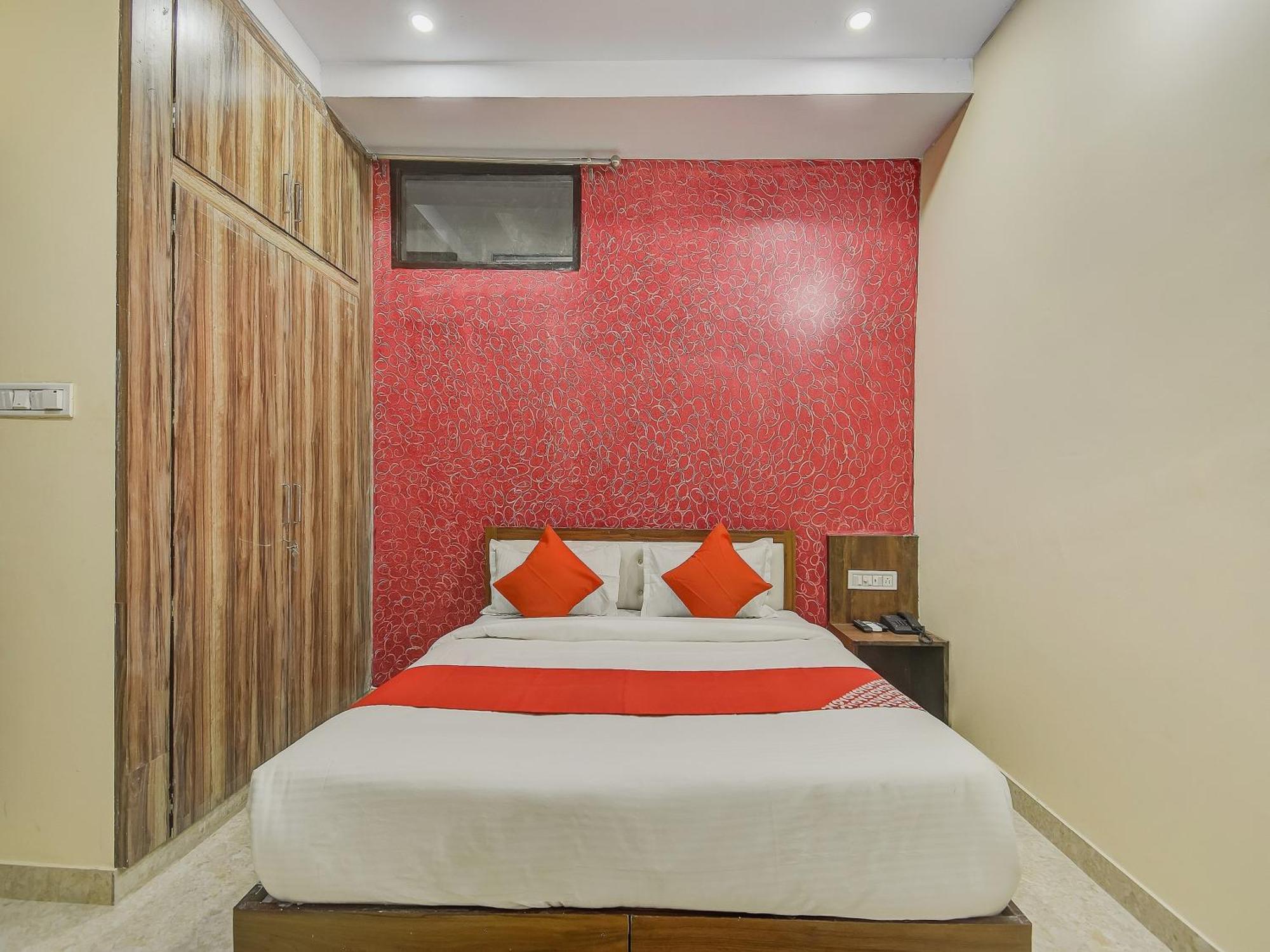Hotel O Royal Blue 4*