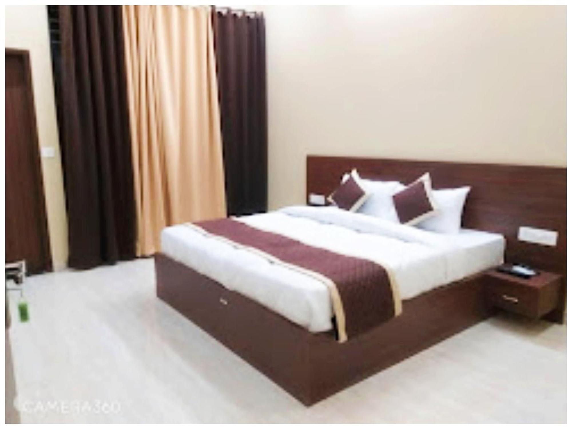 Premium Shree Ganesh Near Bypass Road, Hotel