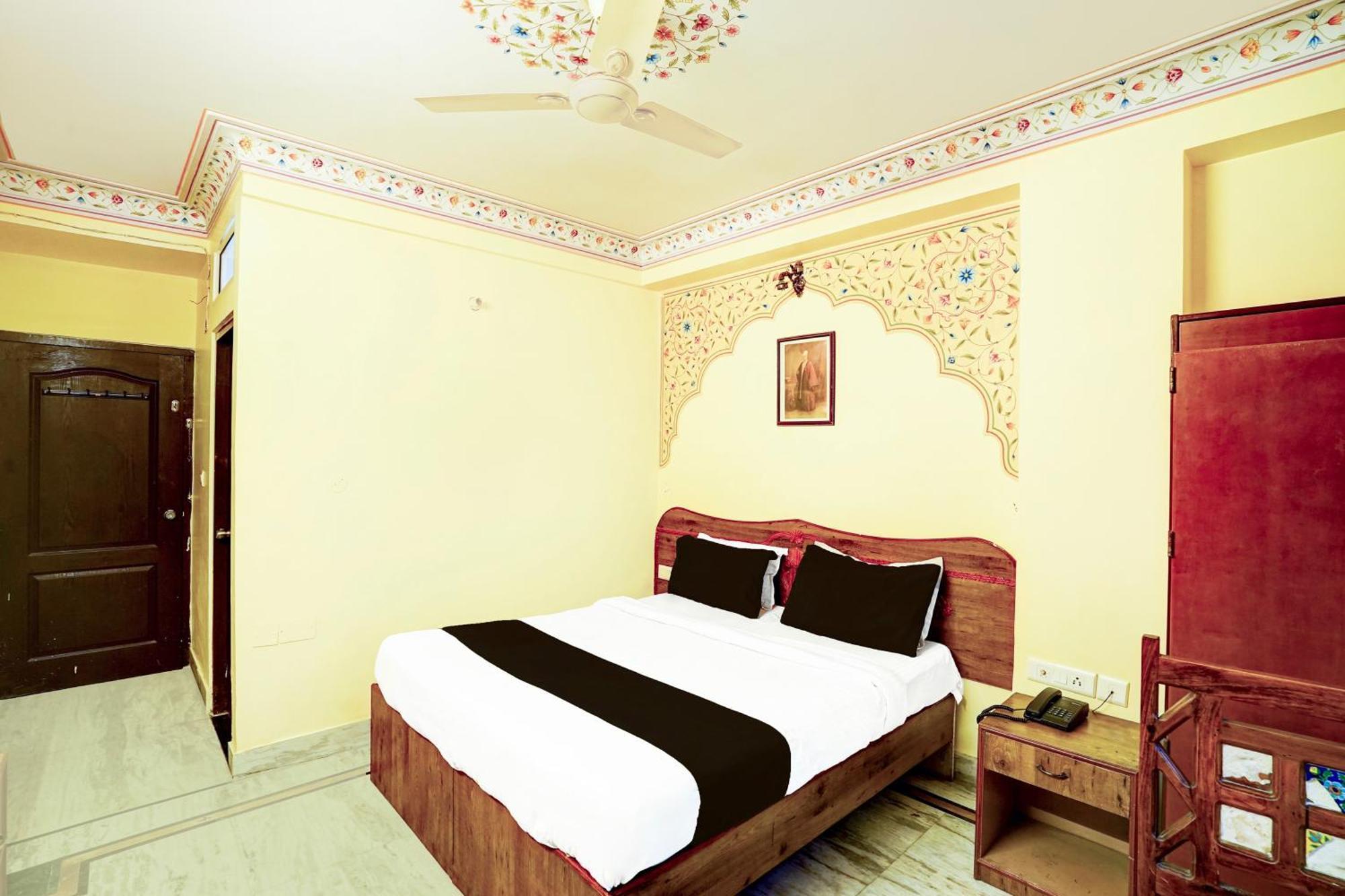 Hotel Super Collection O Gangapole Amer Road *