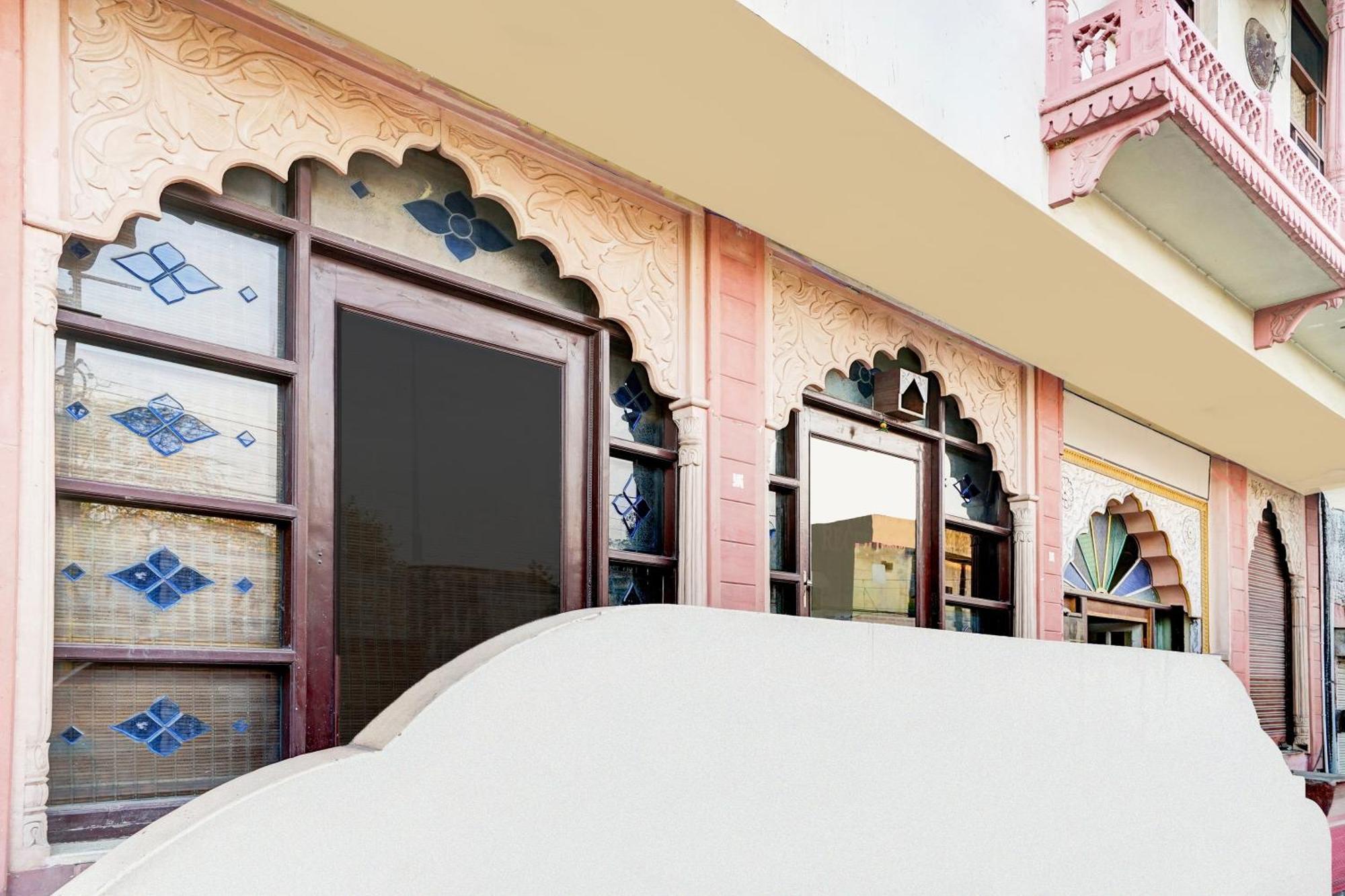 Hotel Super Collection O Gangapole Amer Road