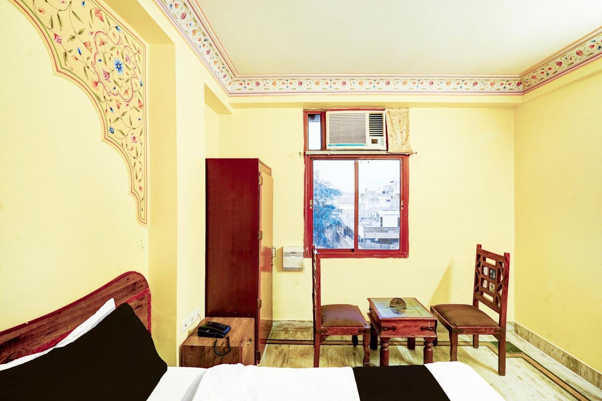 Hotel Super Collection O Gangapole Amer Road *