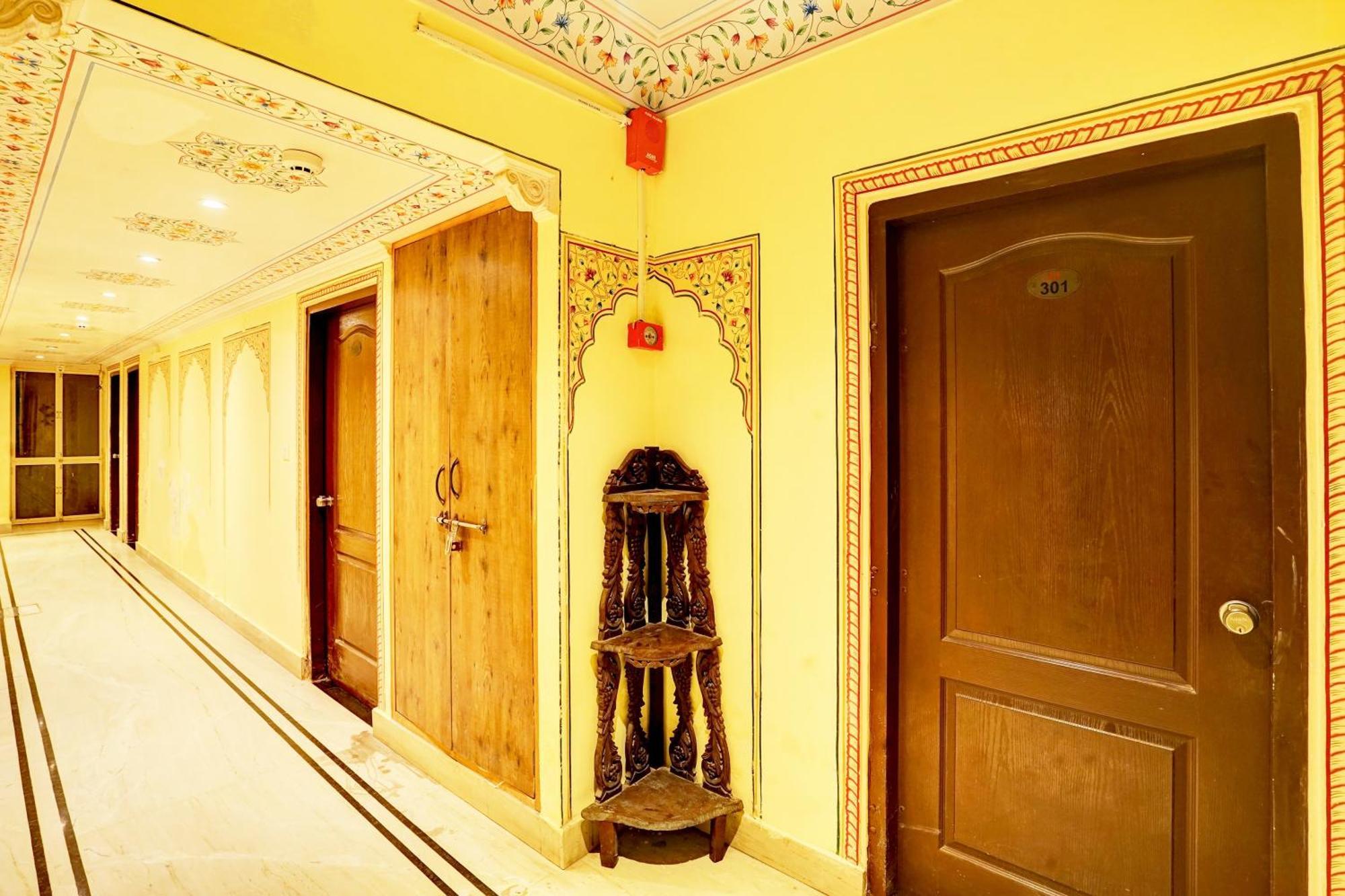 Hotel Super Collection O Gangapole Amer Road