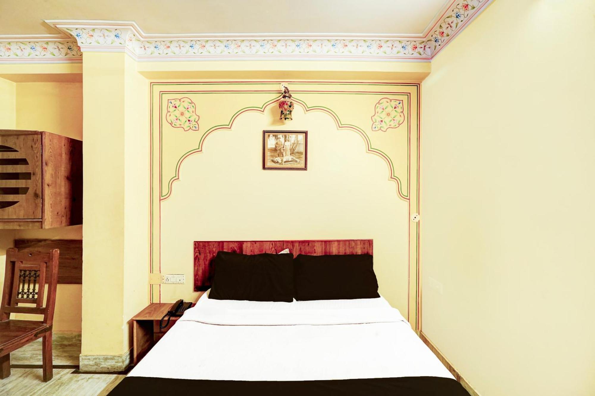 Super Collection O Gangapole Amer Road Hotel *