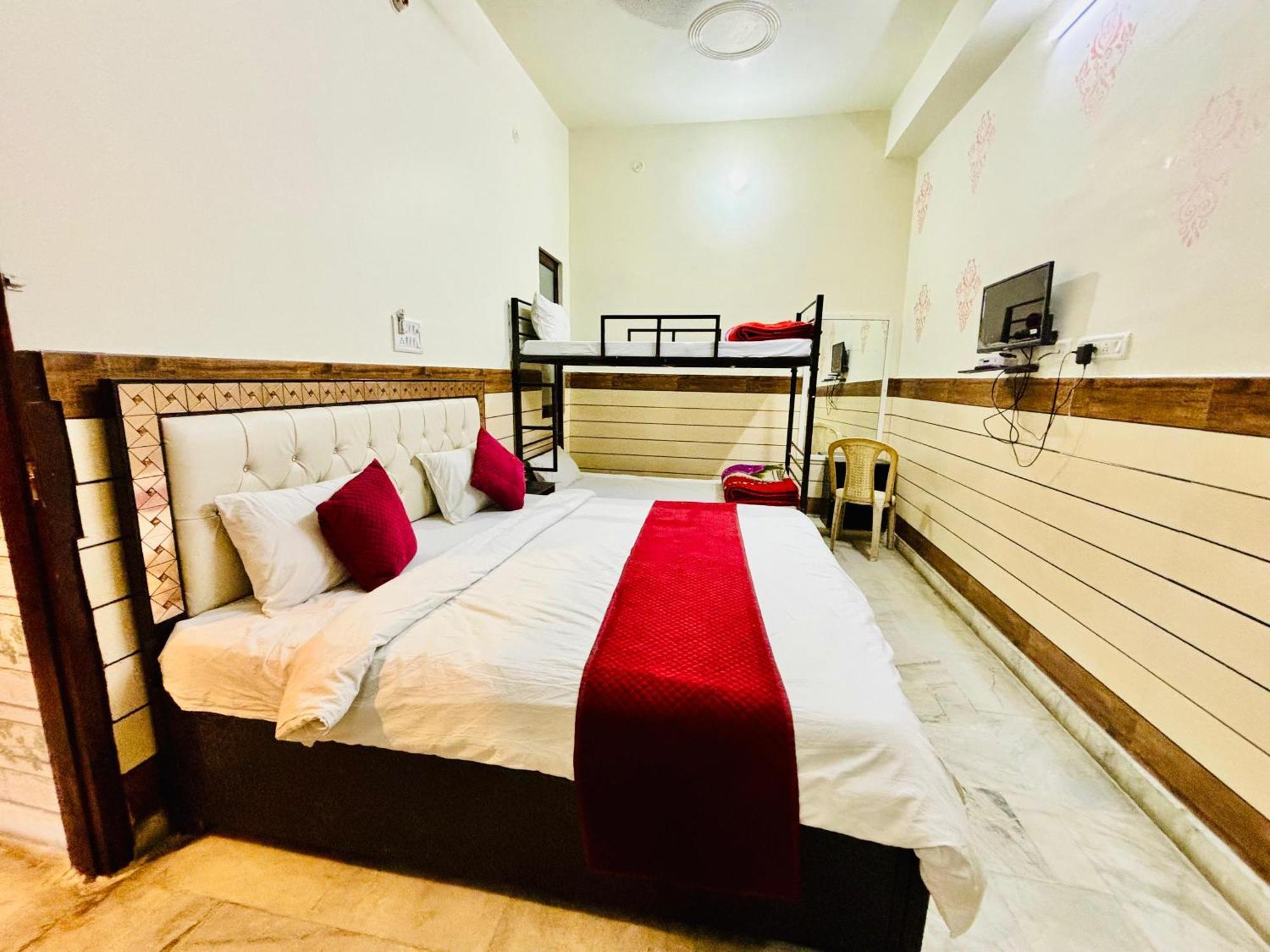 Royal Pinkcity Hostel *