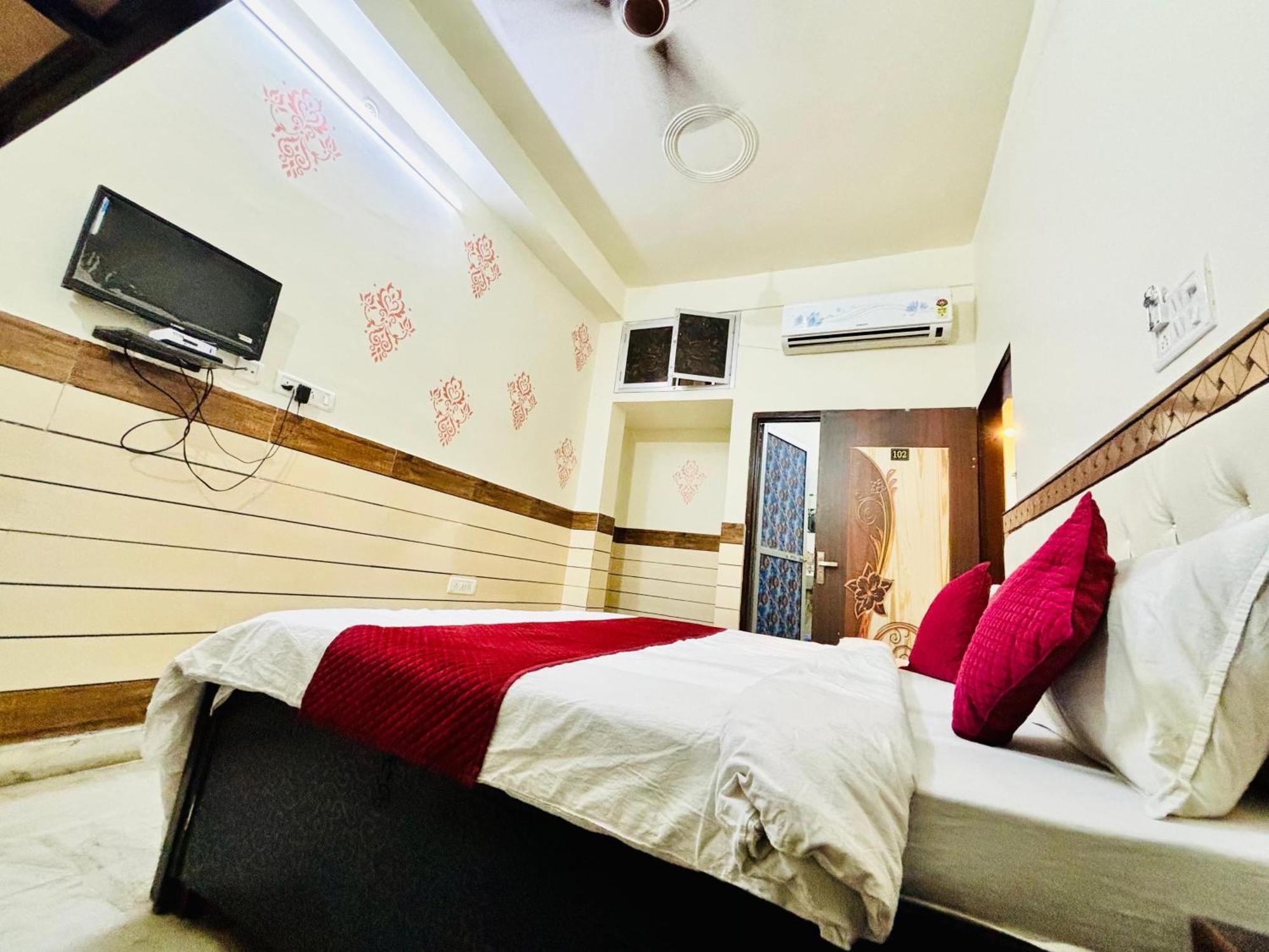 Royal Pinkcity Hostel *