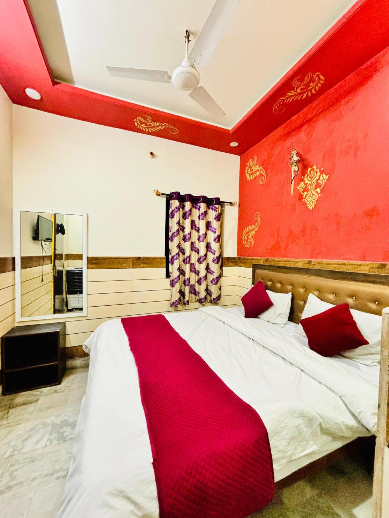 Hostel Royal Pinkcity *