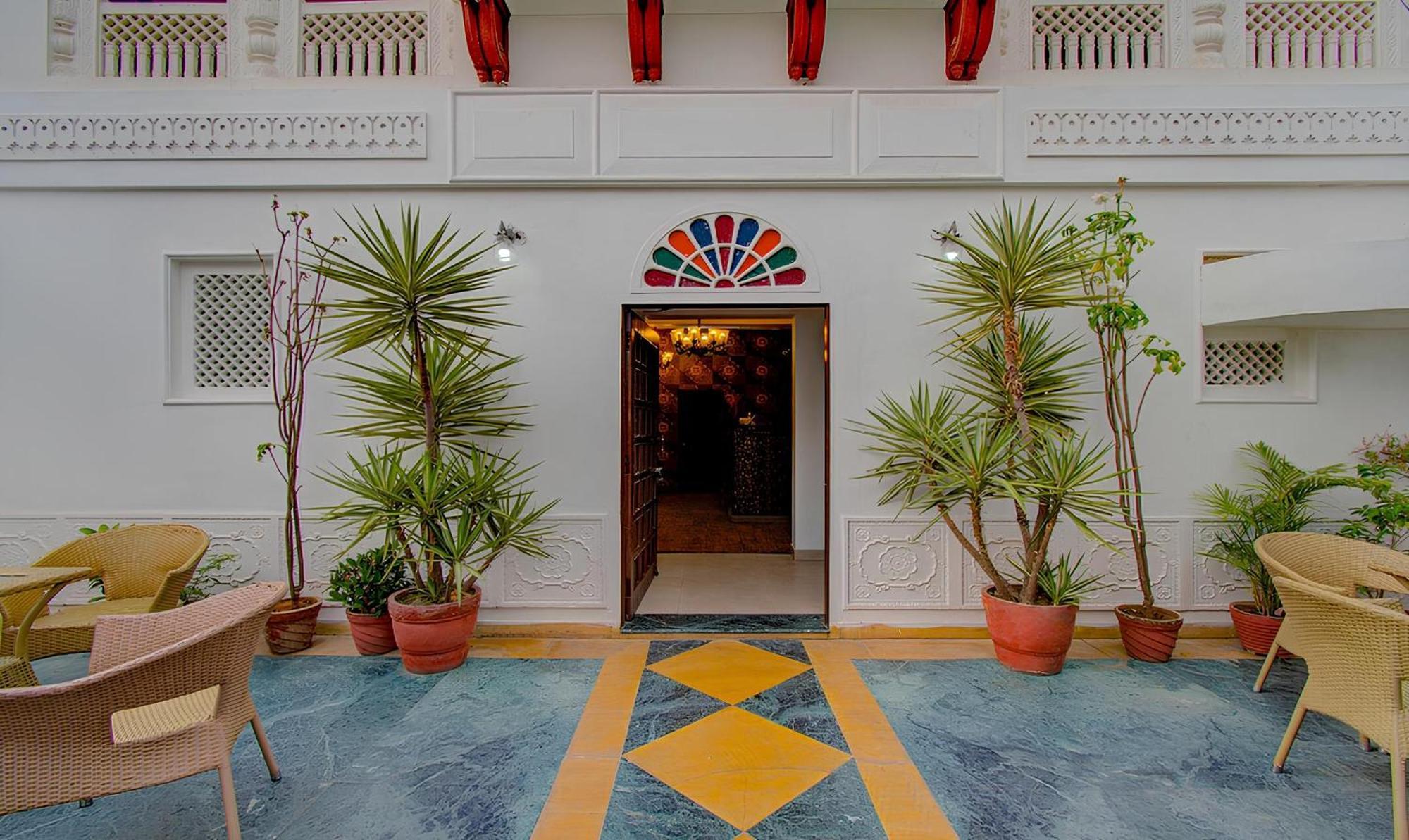 Utsav Hotel 2*