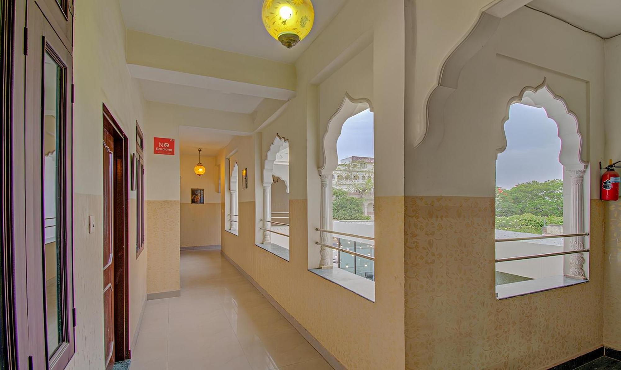 Utsav Hotel 2*