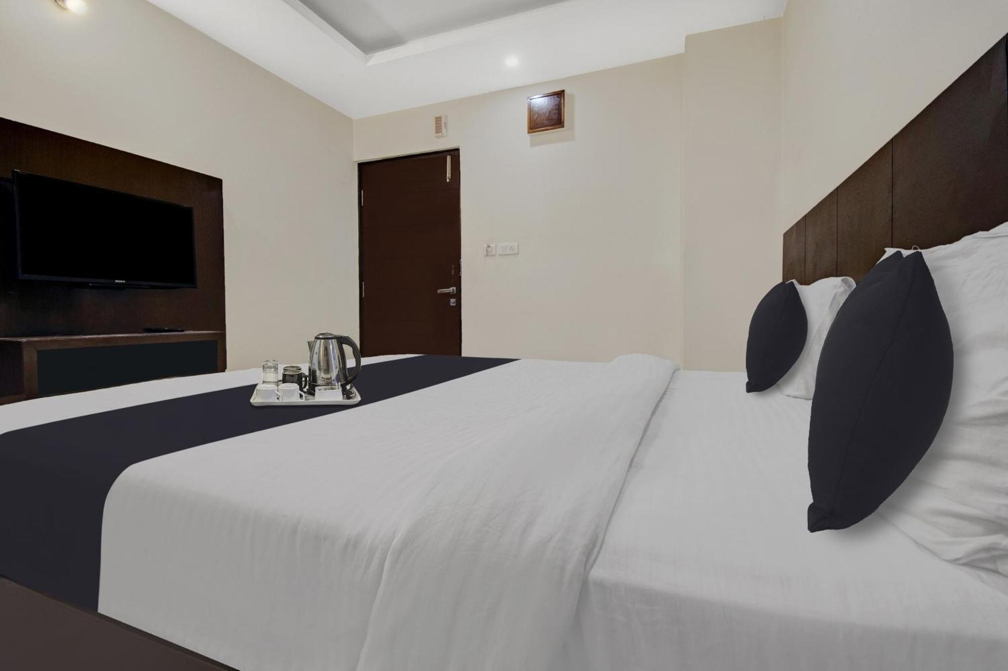 Super Townhouse Oak Heritage Heights Hotel