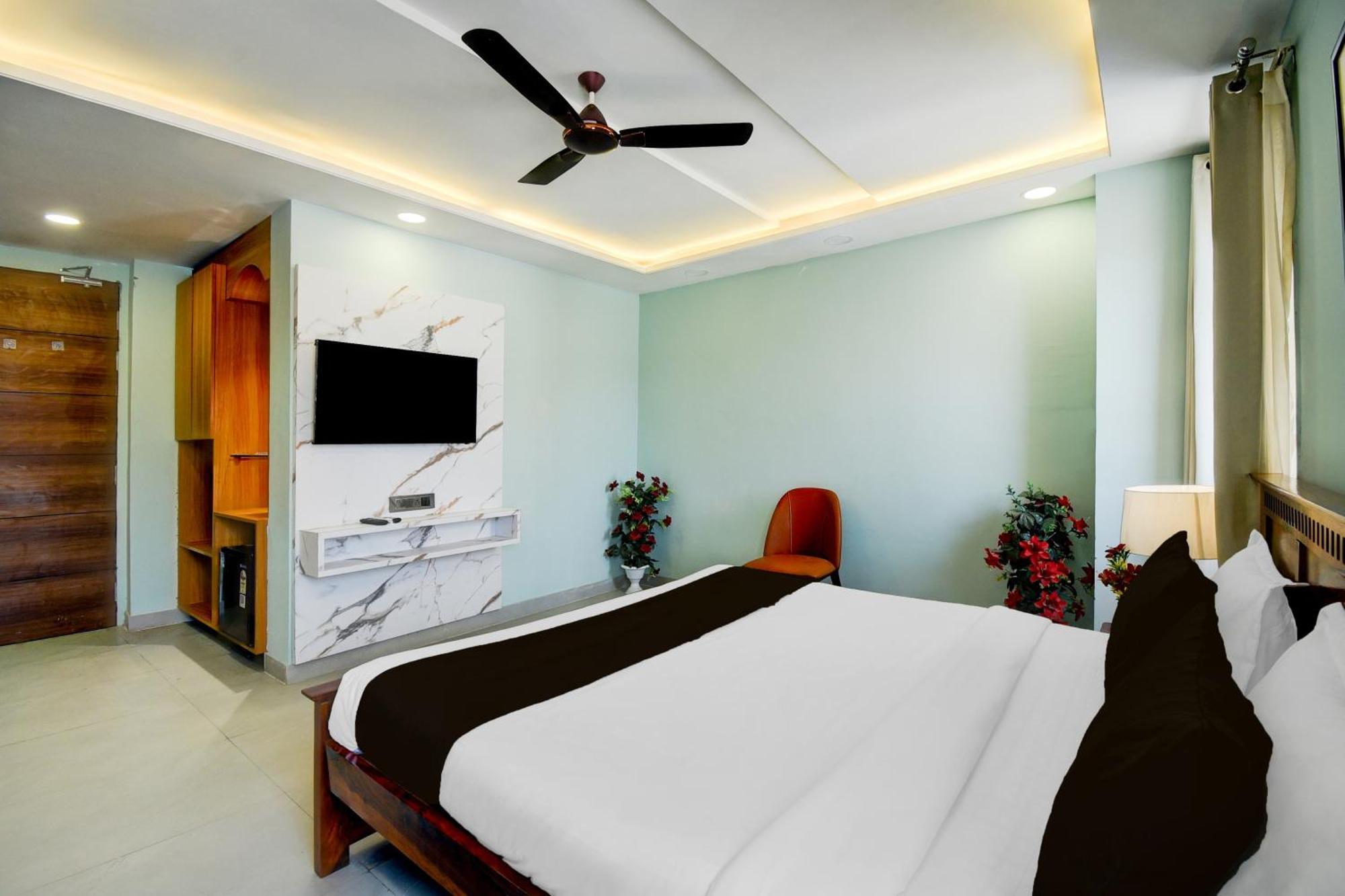 Fabhotel Pink Palace 3*