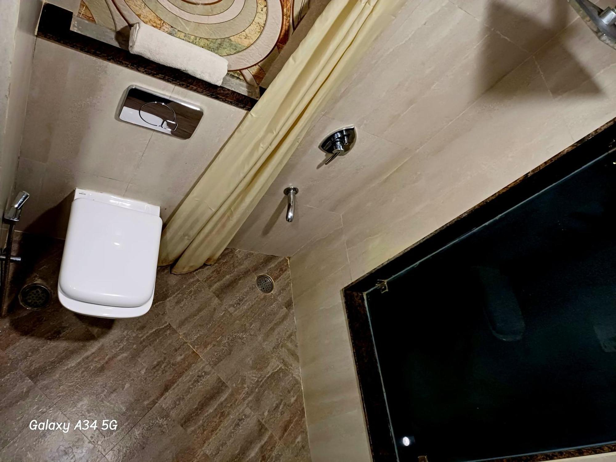 Suncity Plaza, Sitapura, Hotel