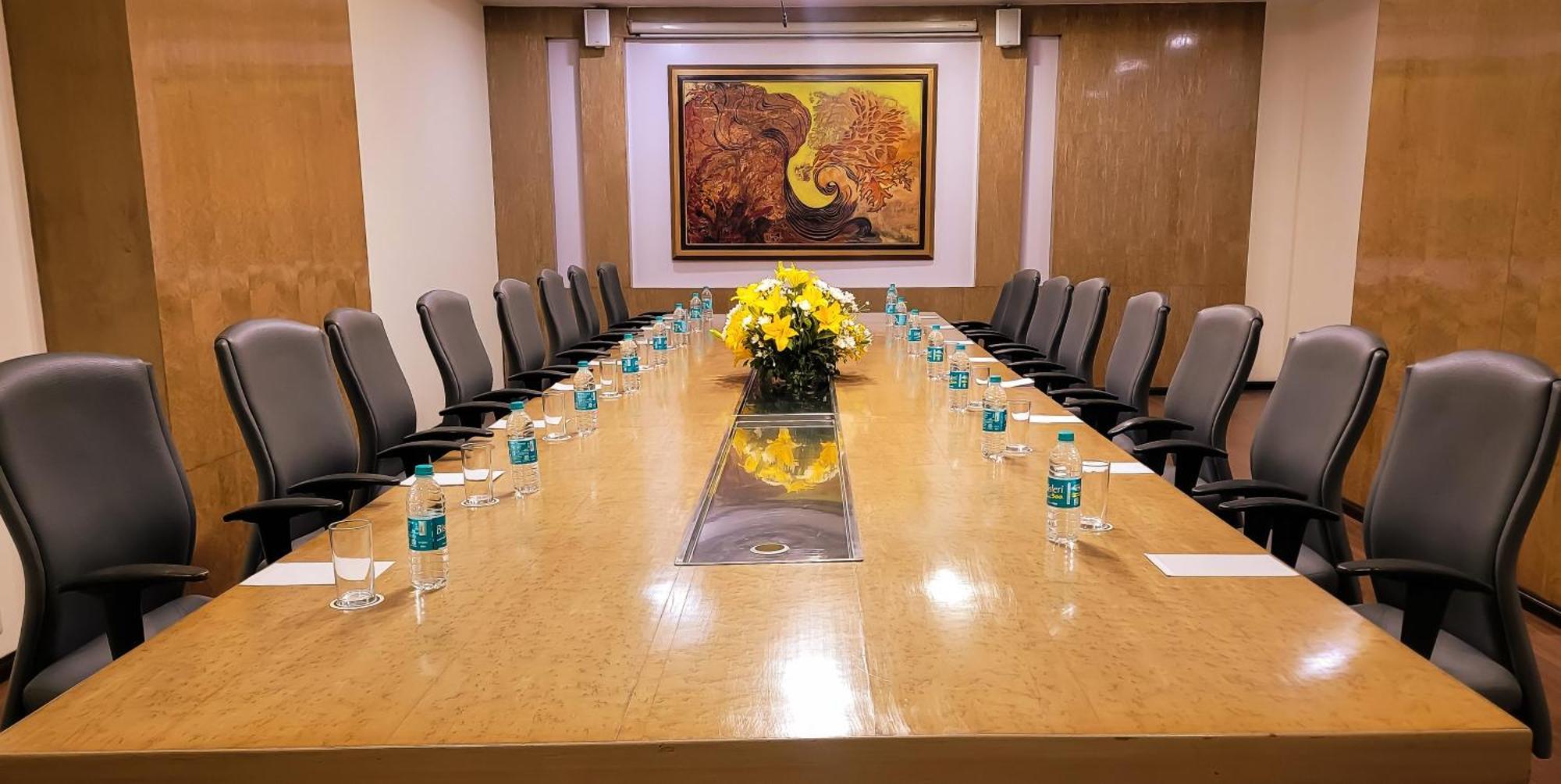 V Sarovar Portico Mi Road Hotel 4*