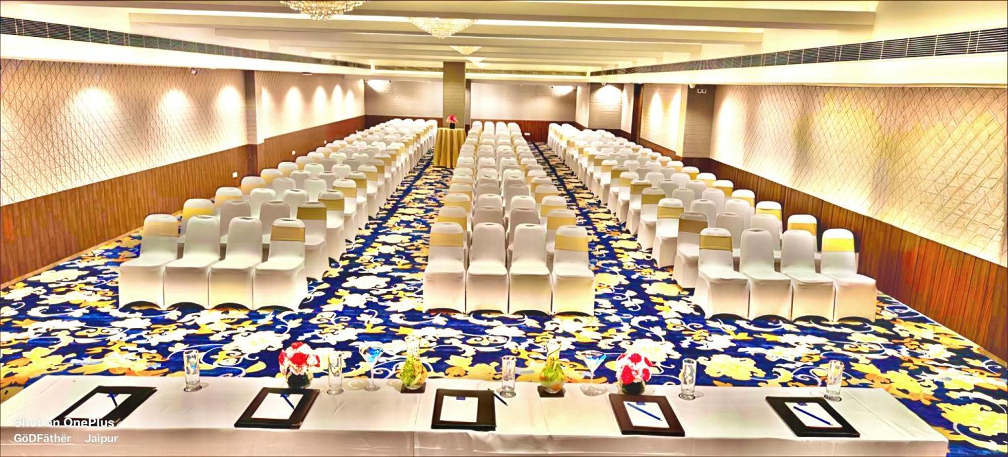 Hotel V Sarovar Portico Mi Road 4*