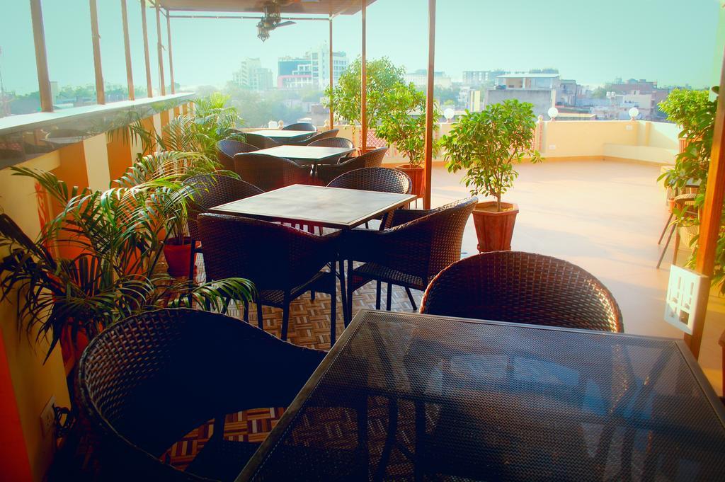 H R Palace 3*