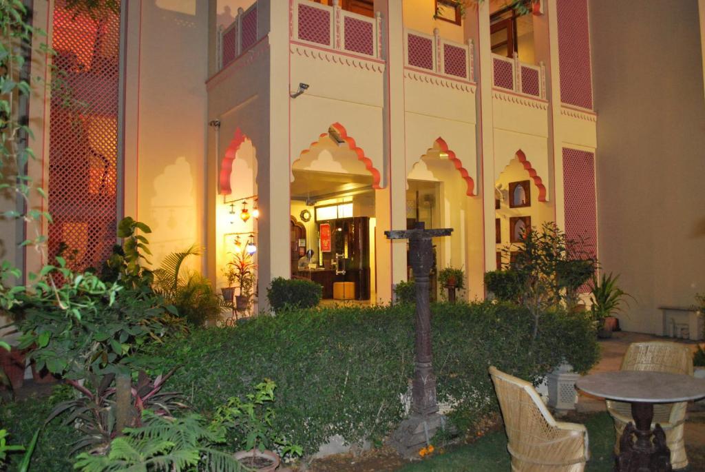 H R Palace Hotel
