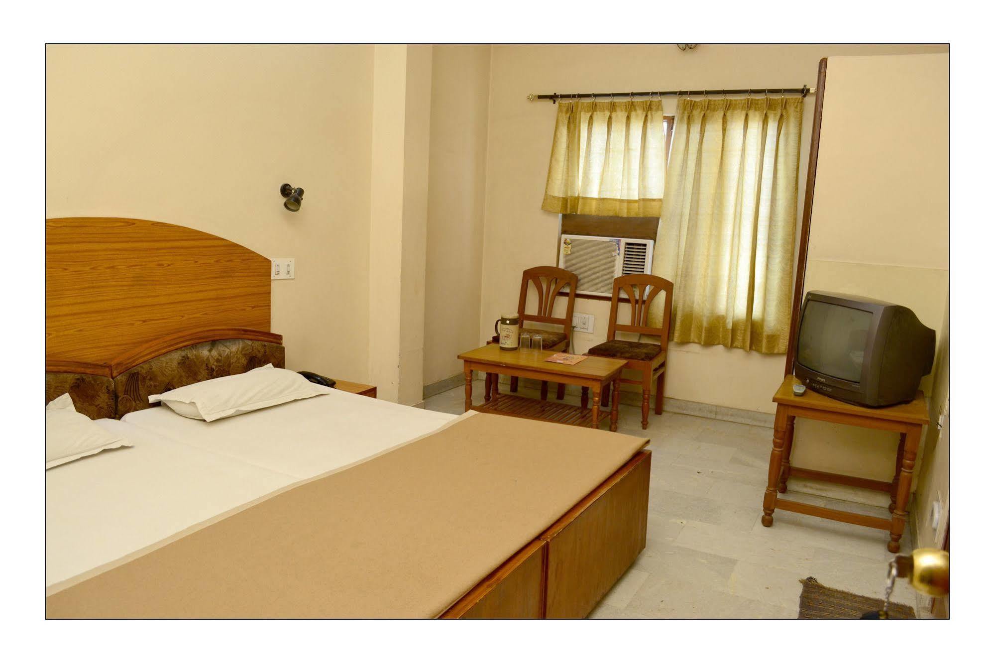 Capital O 19146 Raghav Palace Hotel 2*