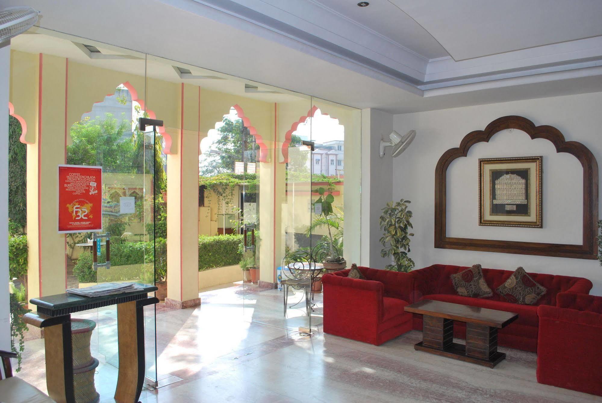 H R Palace 3*
