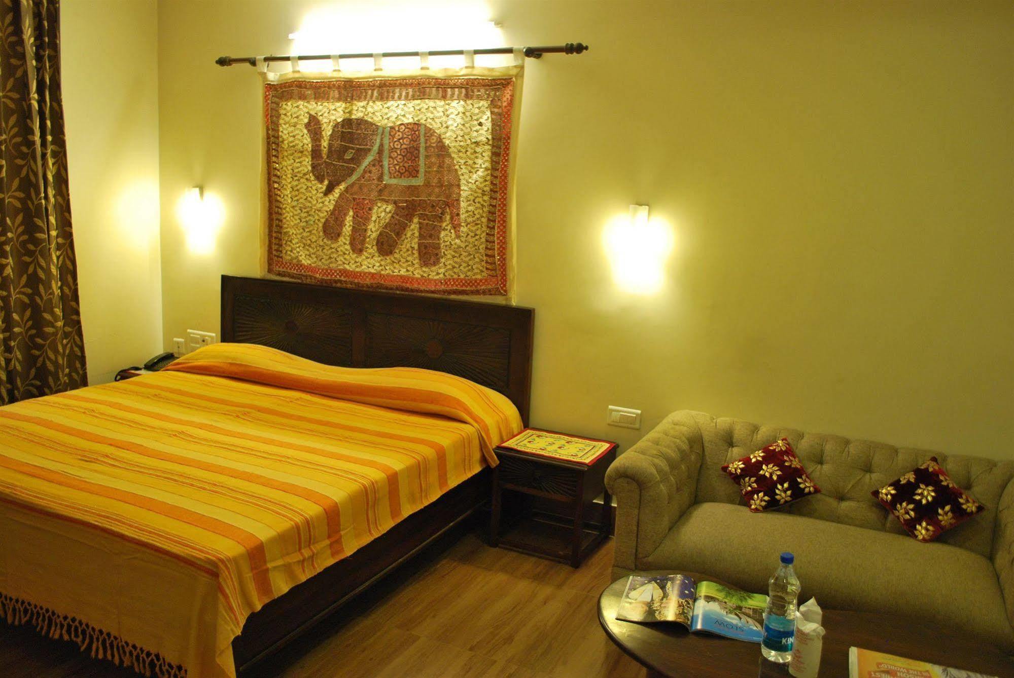 Hotel H R Palace 3*