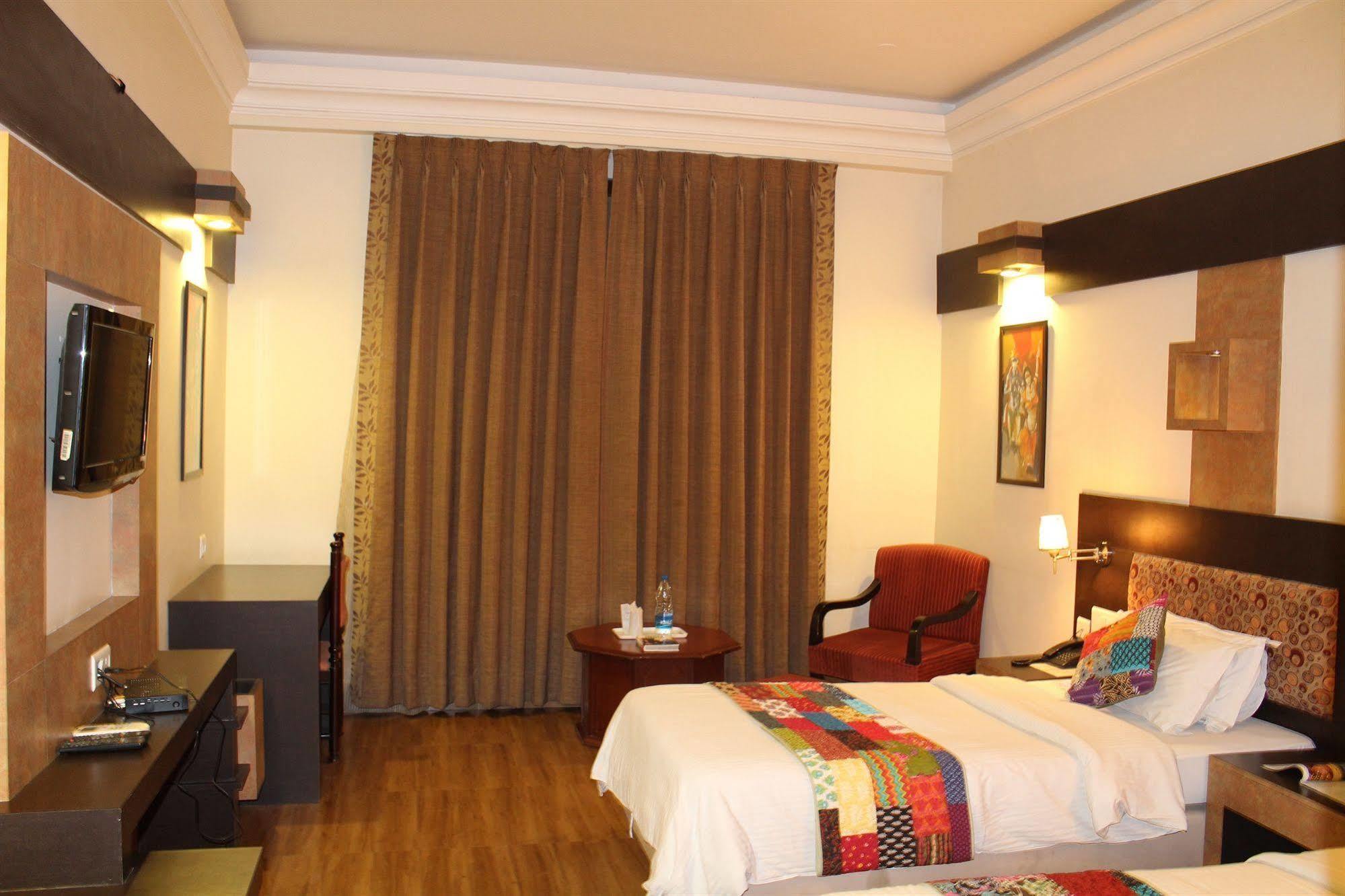 H R Palace Hotel 3*
