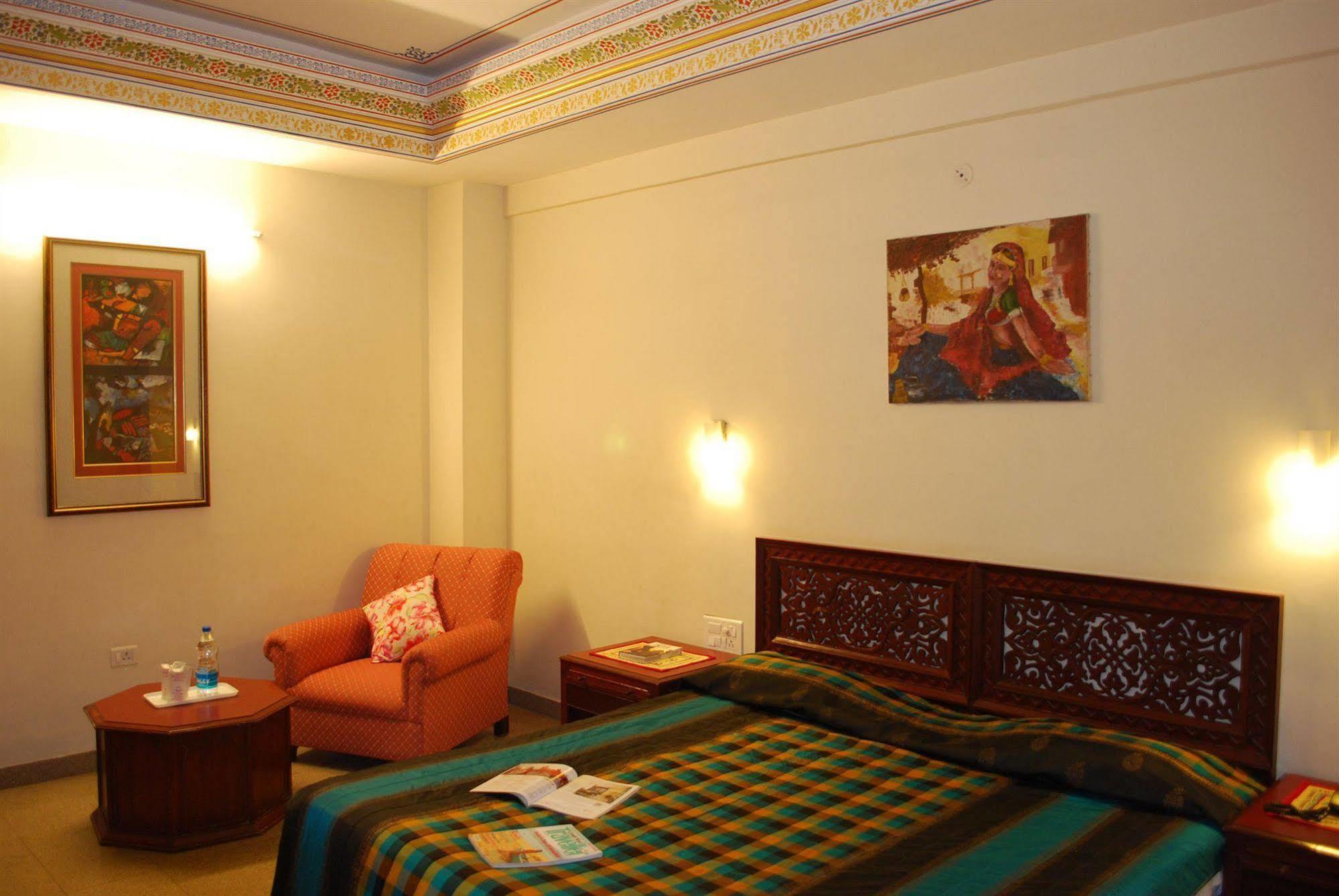 H R Palace 3*