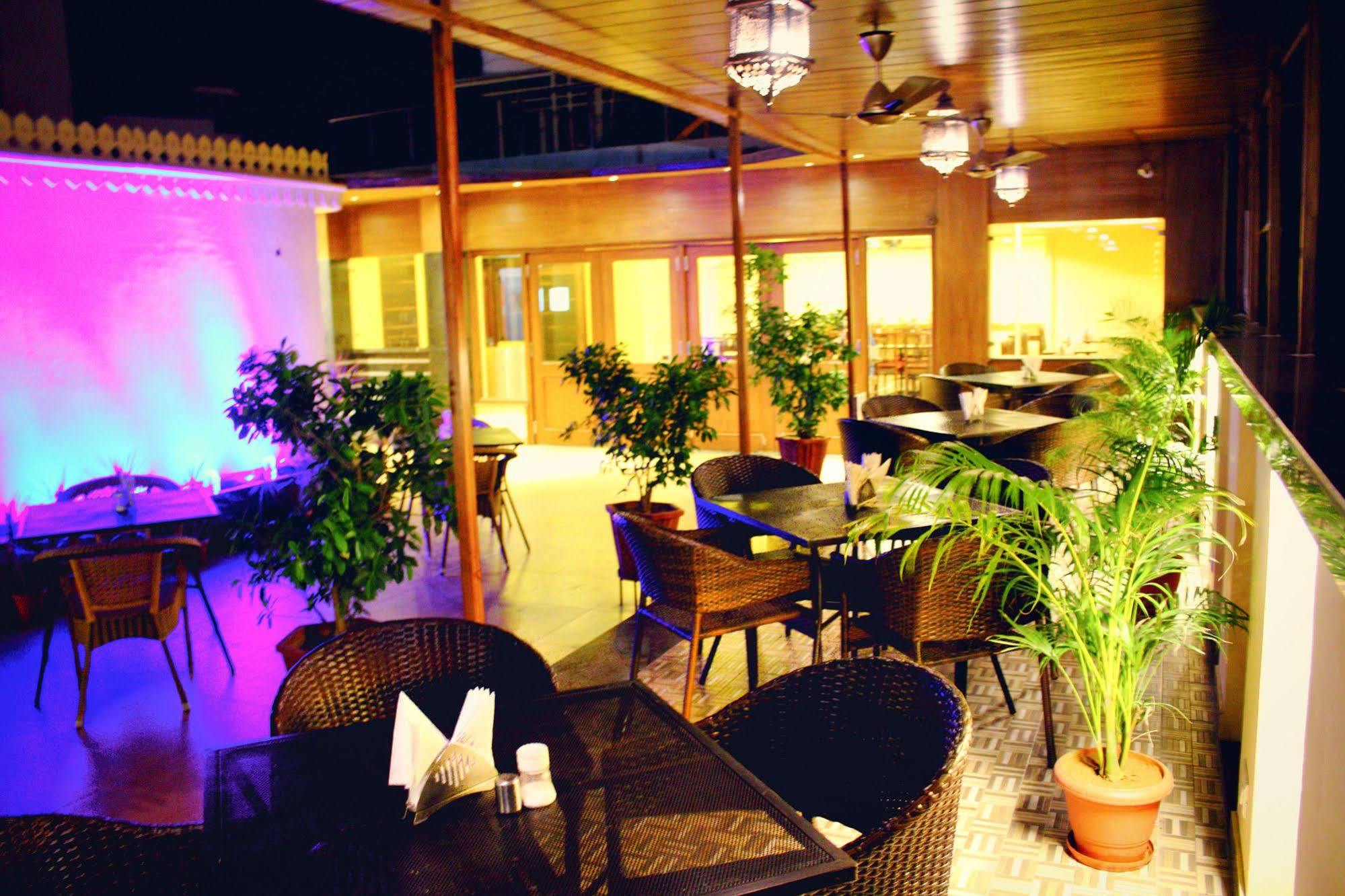 H R Palace 3*