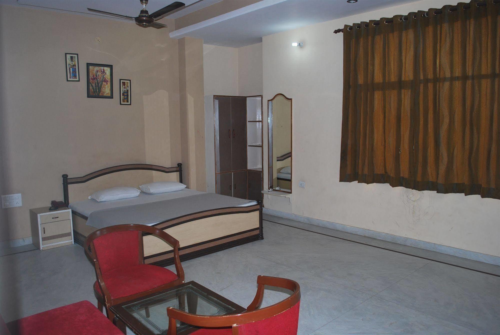 Hotel Mansarovar Palace 3*