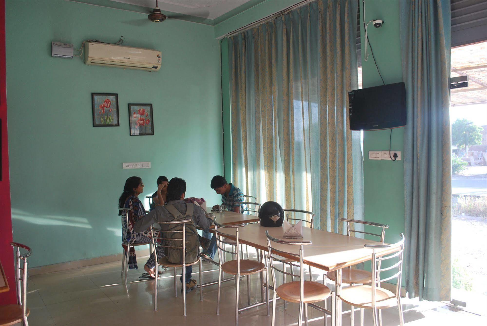 Hotel Mansarovar Palace 3*