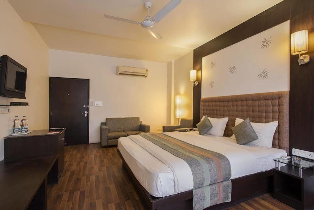 Oyo Premium World Trade Park Hotel 3*