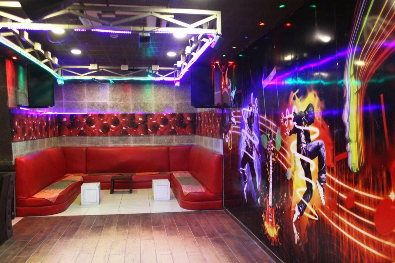 Tgi Apple Hotel