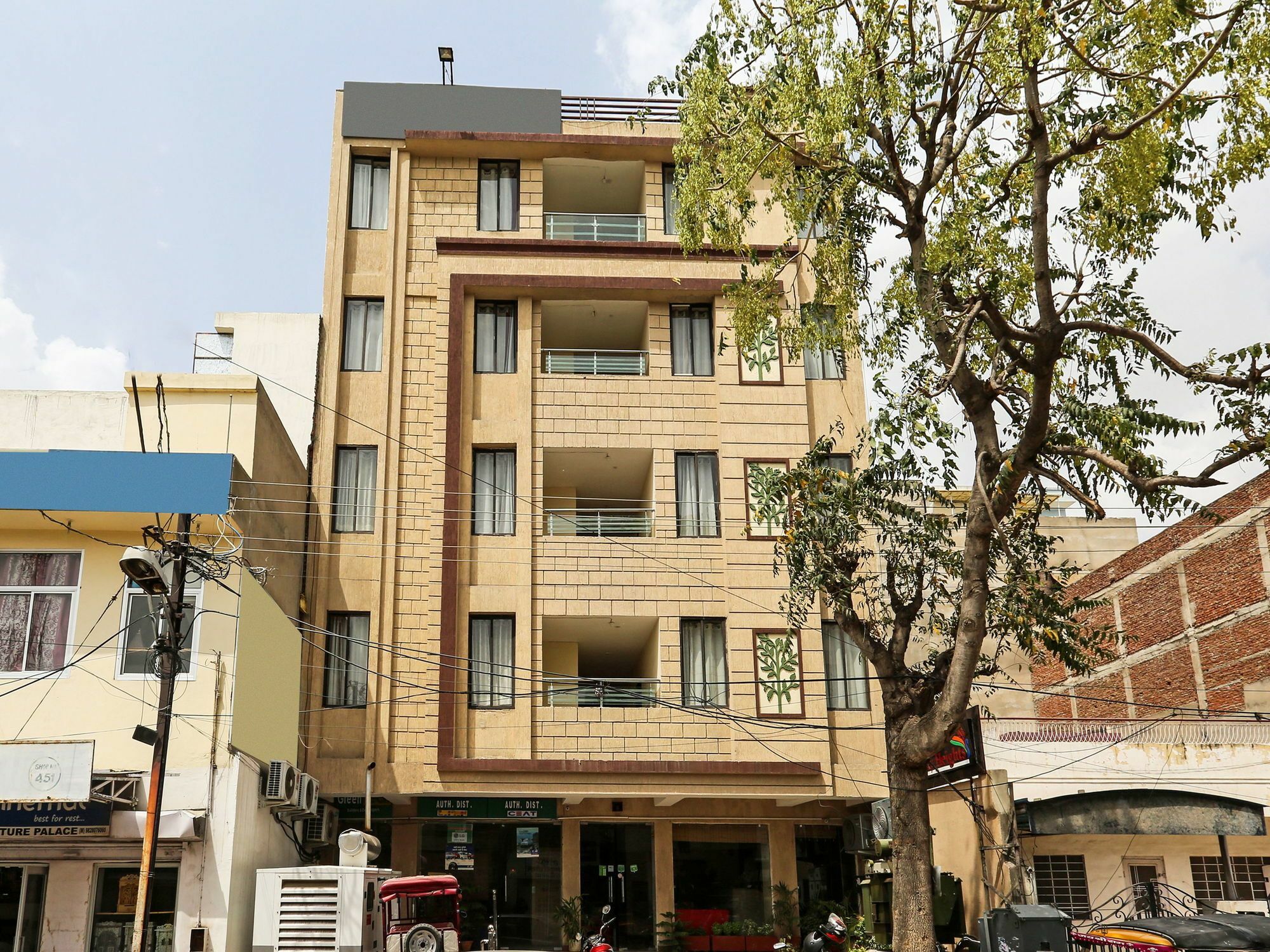 Oyo 3457 Sky Heights Hotel 2*
