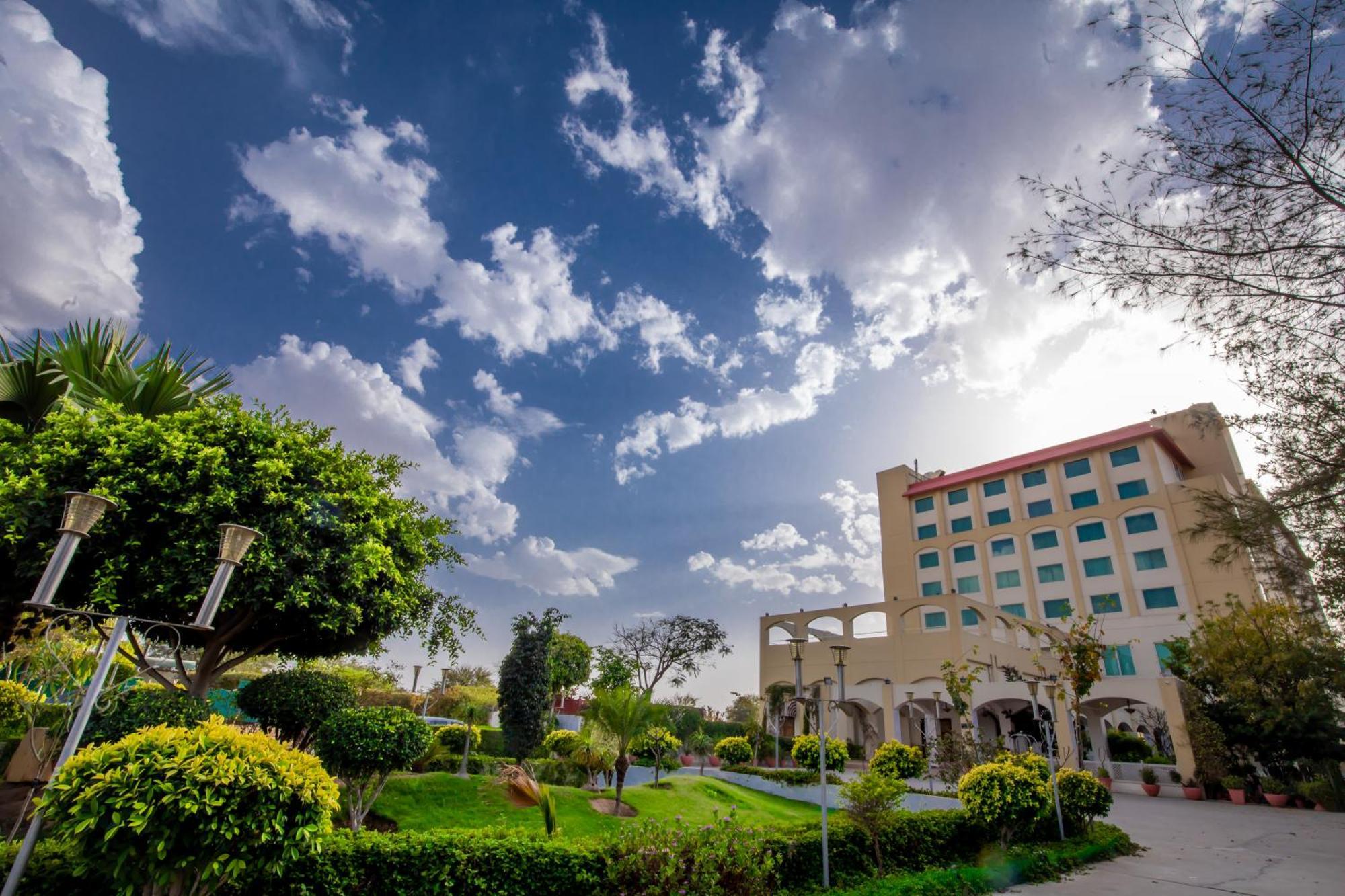 Hotel Ramada By Wyndham Jaisinghpura 4*